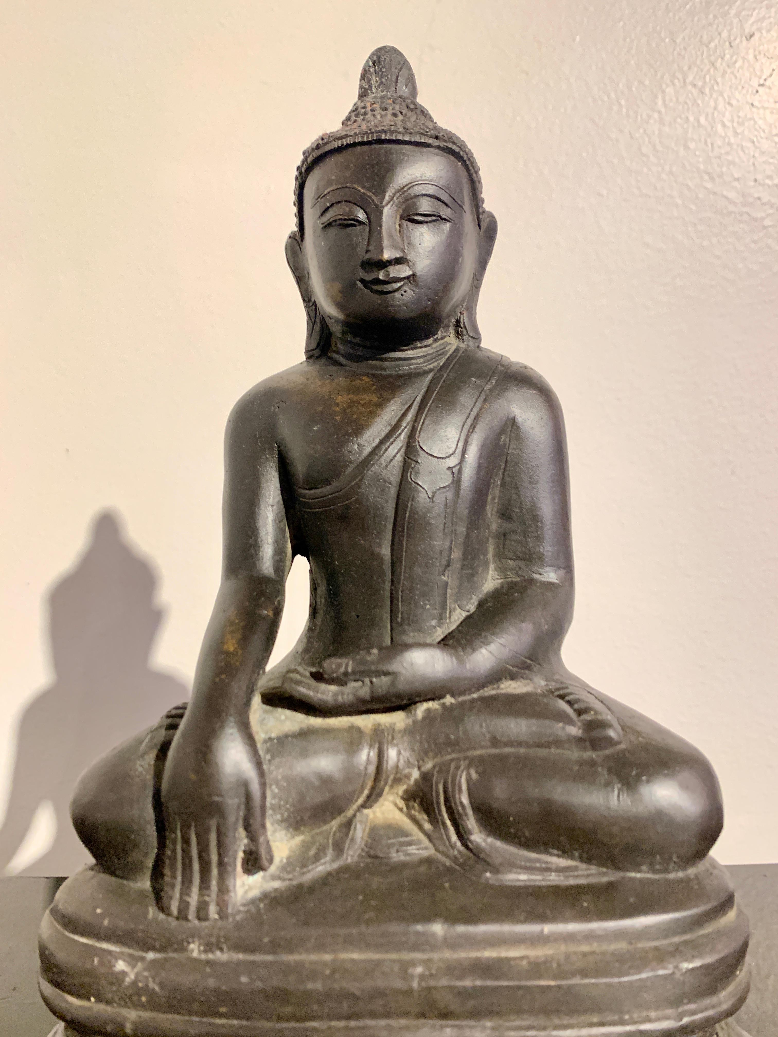 Bouddha assis de style Arakan en bronze birman, milieu du 20e siècle, Birmanie en vente 1