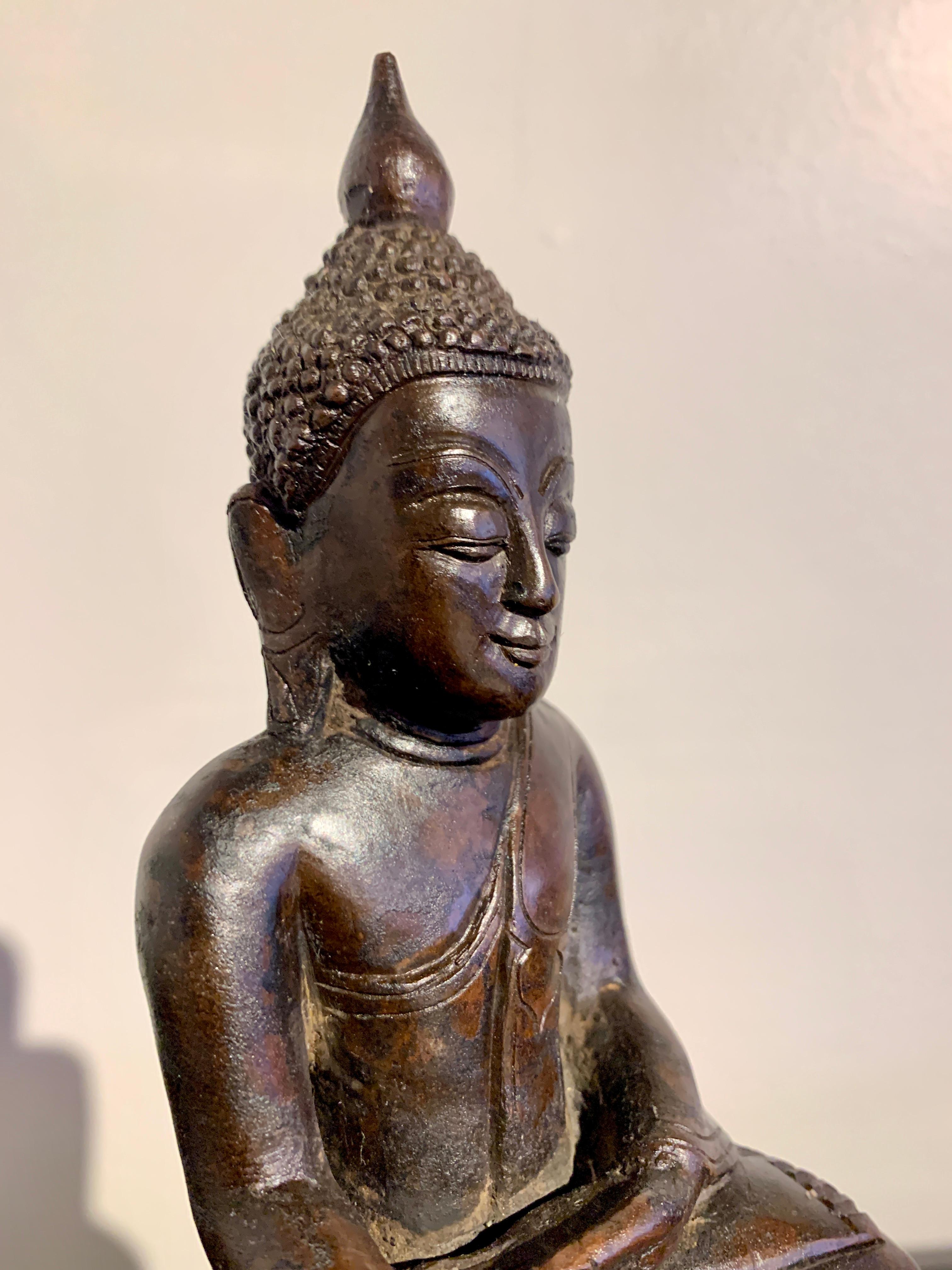 Bouddha birman de style Ava en bronze, XIXe/XXe siècle, Birmanie en vente 4