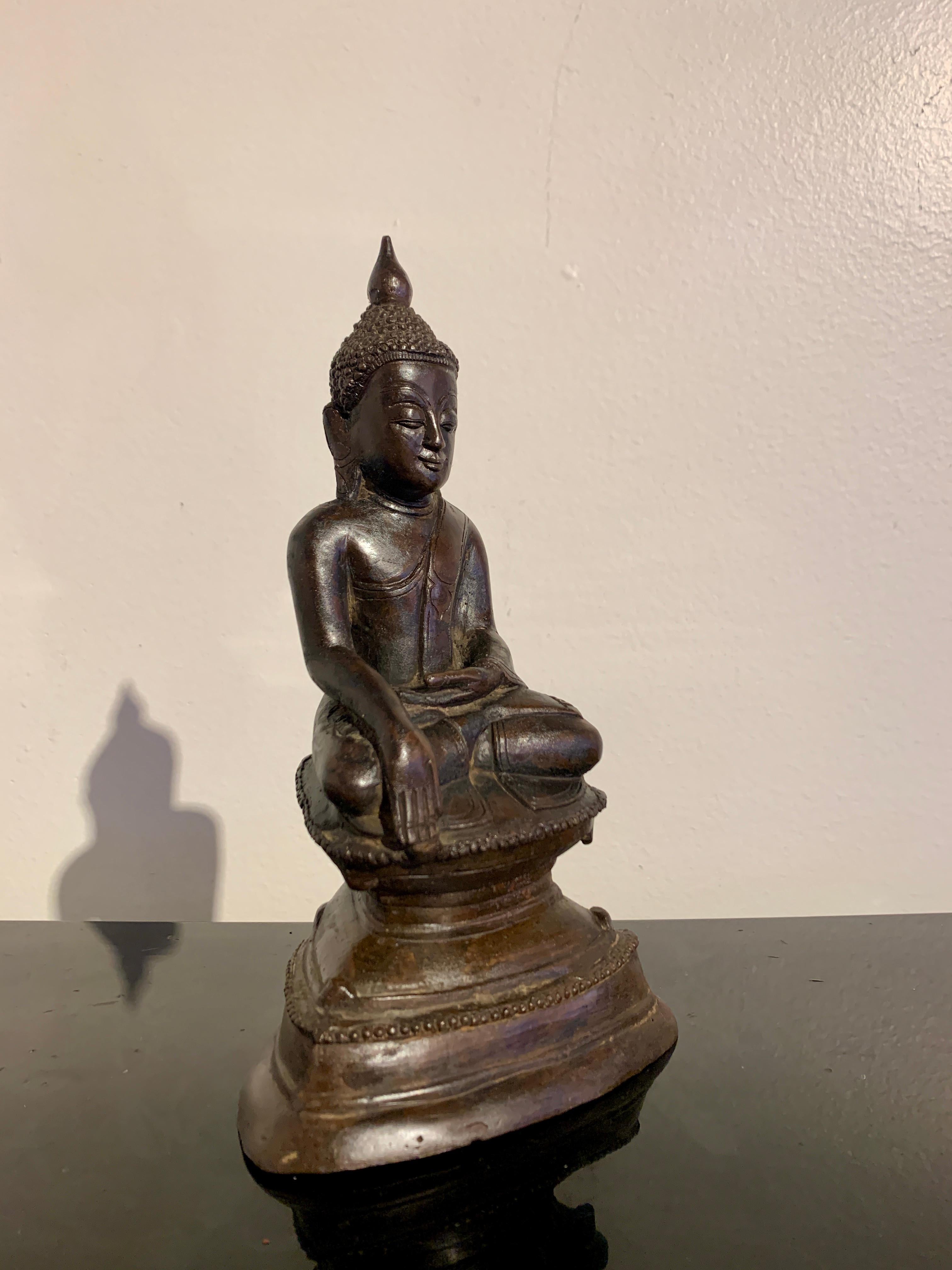 Moulage Bouddha birman de style Ava en bronze, XIXe/XXe siècle, Birmanie en vente