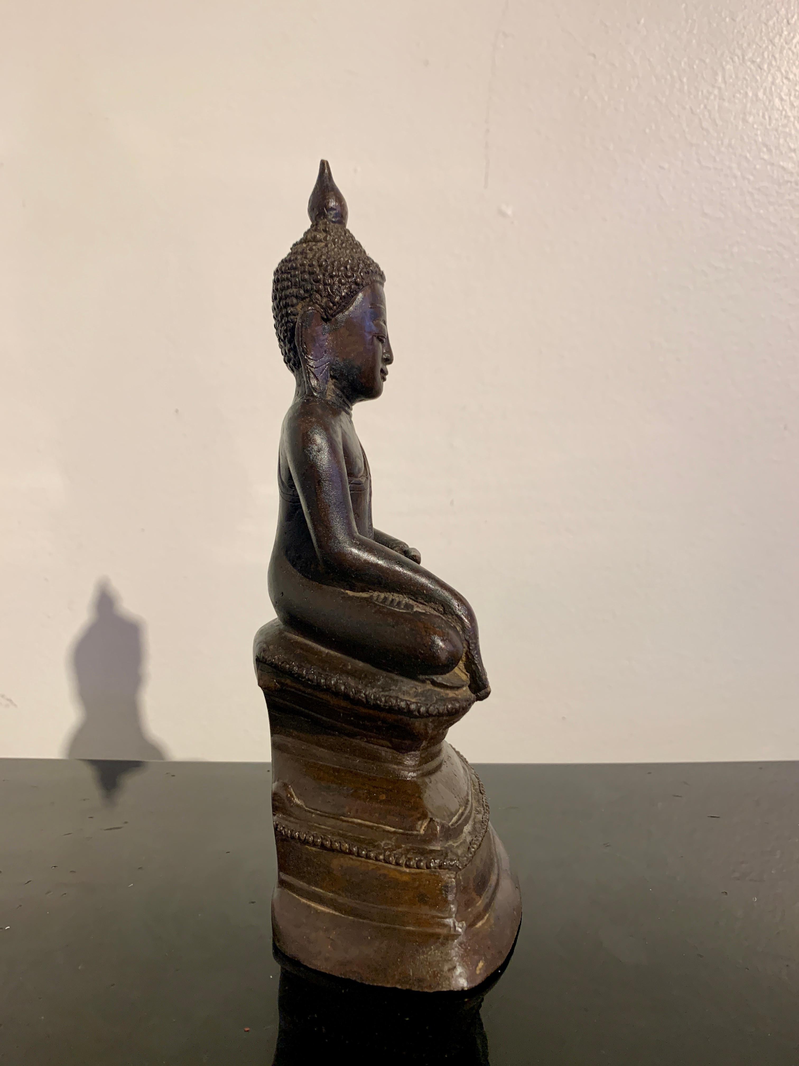 Bouddha birman de style Ava en bronze, XIXe/XXe siècle, Birmanie Bon état - En vente à Austin, TX