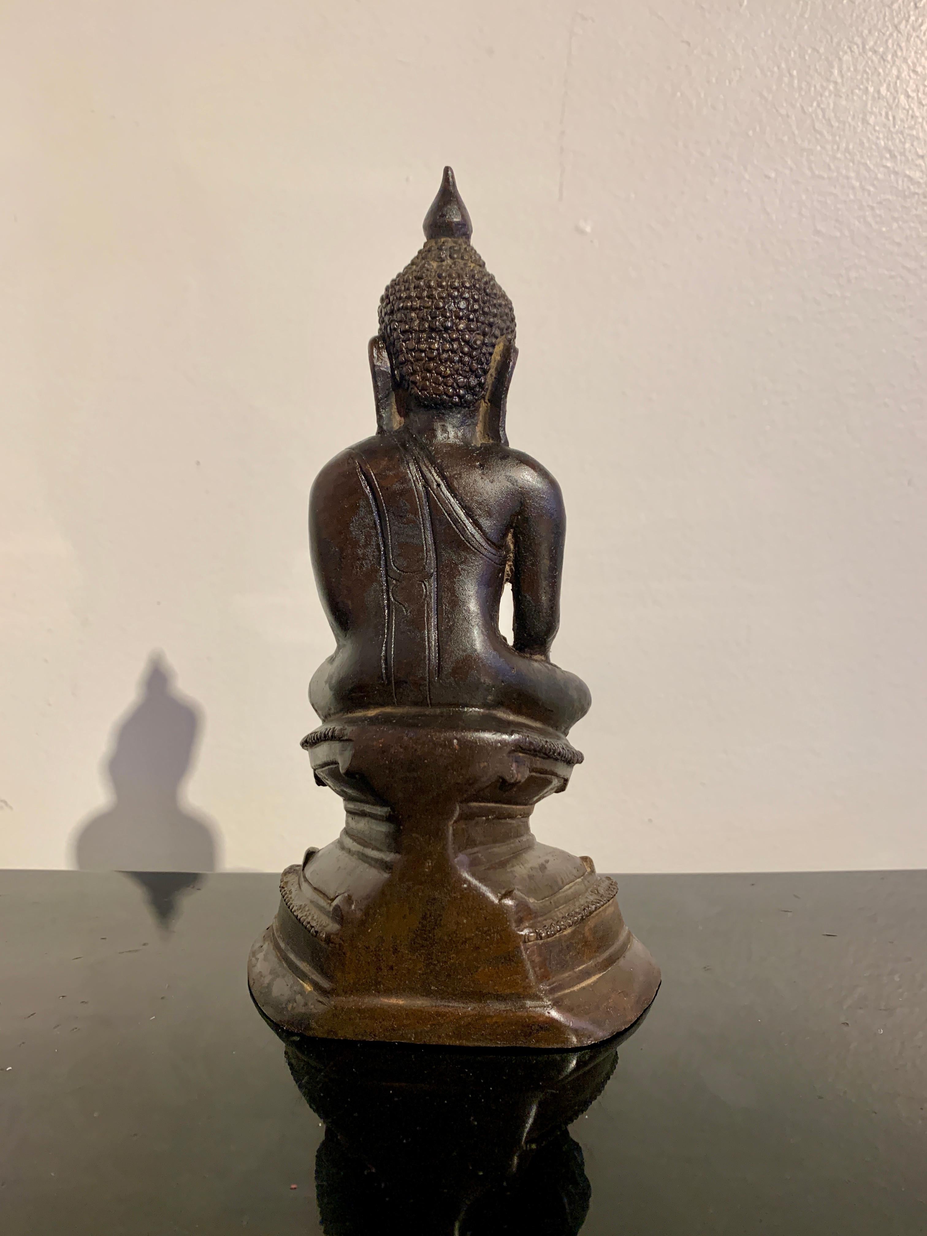 20ième siècle Bouddha birman de style Ava en bronze, XIXe/XXe siècle, Birmanie en vente