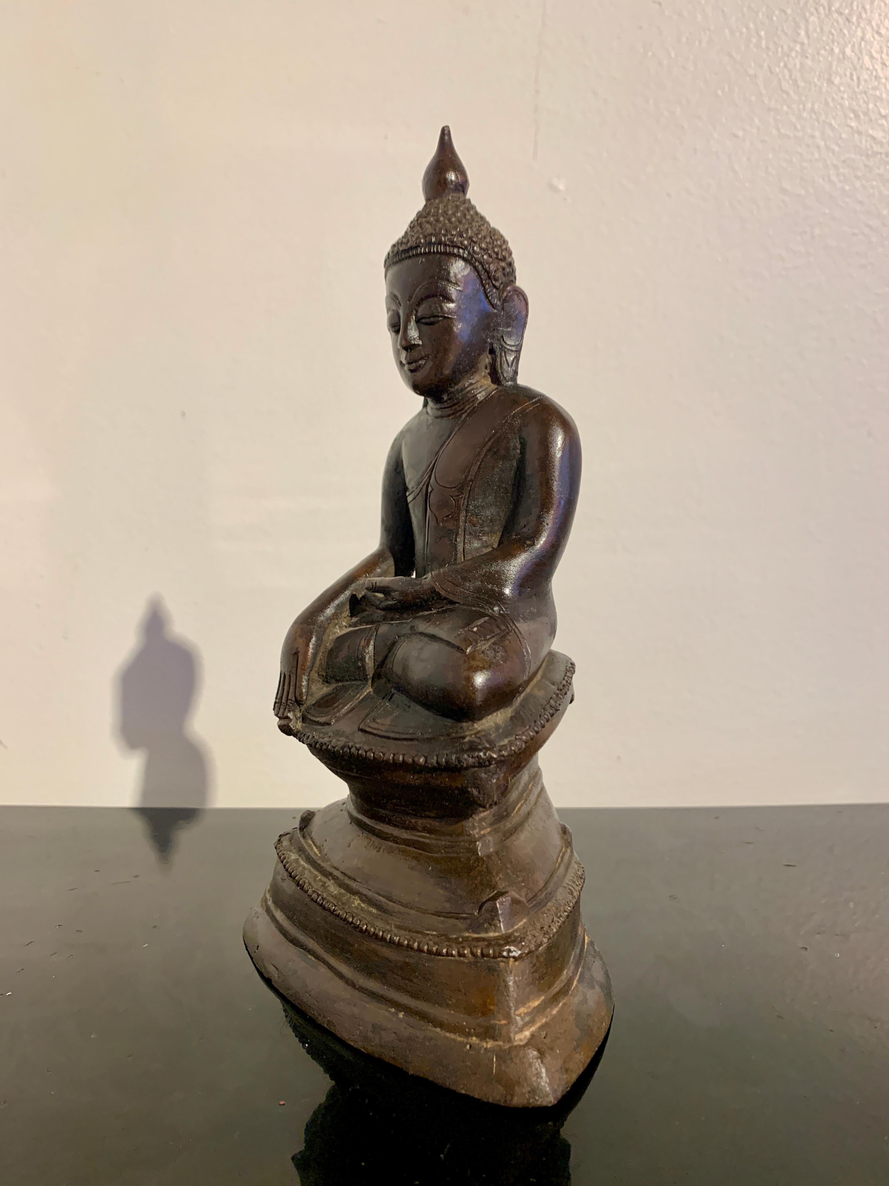 Bouddha birman de style Ava en bronze, XIXe/XXe siècle, Birmanie en vente 1