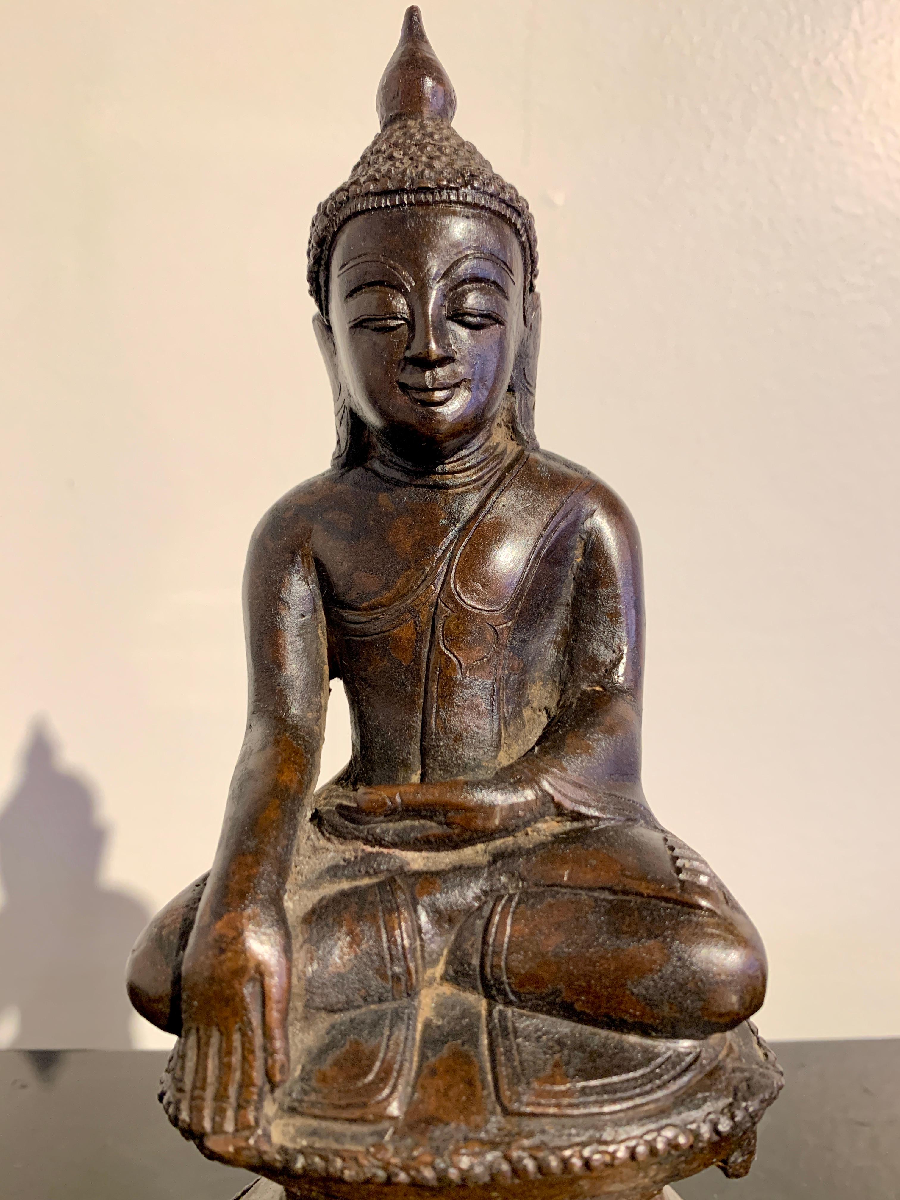 Bouddha birman de style Ava en bronze, XIXe/XXe siècle, Birmanie en vente 2