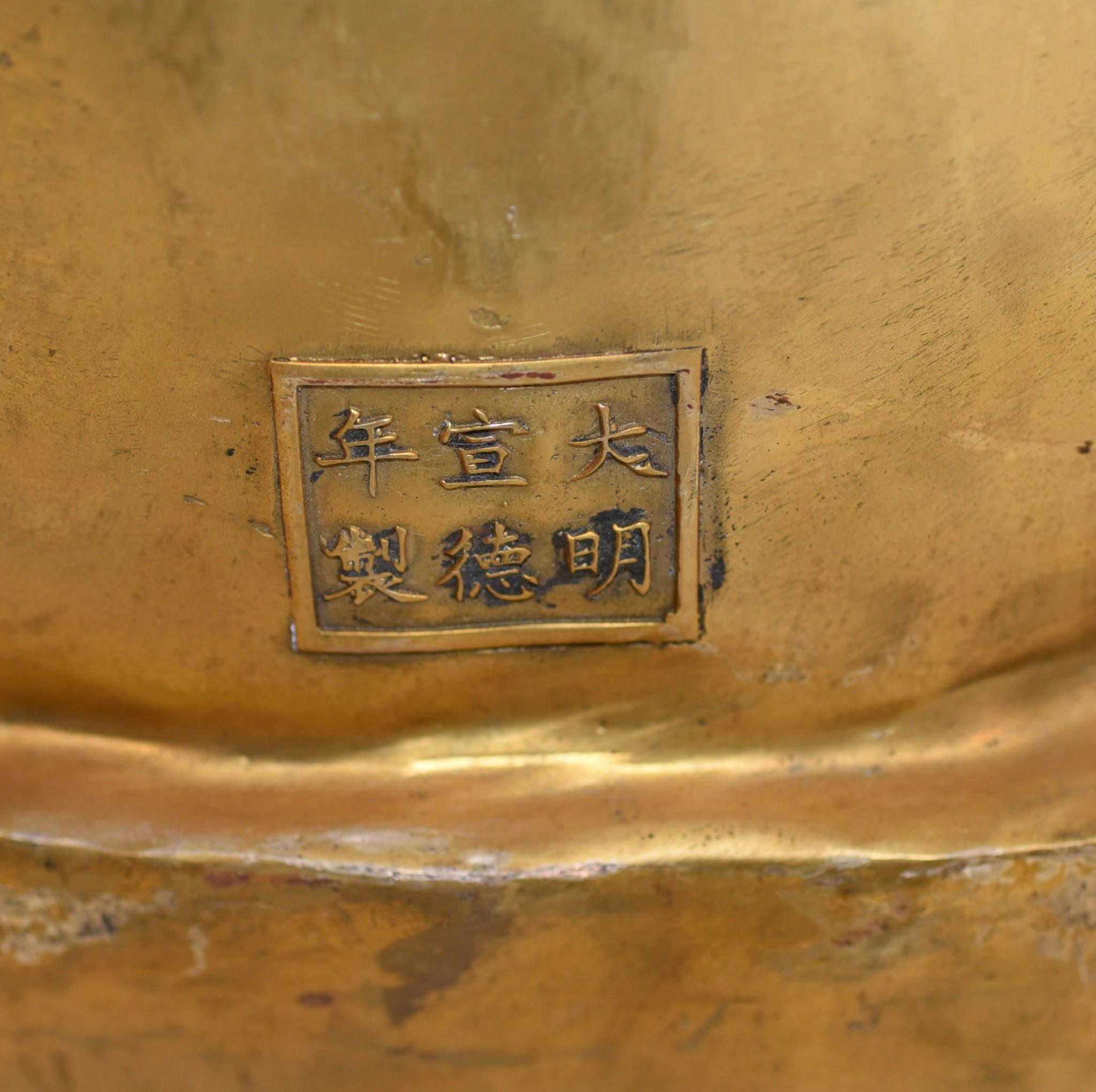 Wunderschöner großer Bronzeguss eines burmesischen Buddhas
In klassischer Meditationshaltung auf einem Lotusthron sitzend
Gute Größe mit über einem Meter Höhe (99 CM)
Da es sich um Bronze handelt, kann es im Freien leben, ohne zu rosten.
Bitte