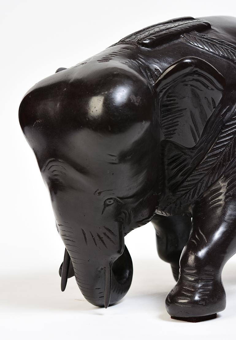 Elefante birmano in bronzo.

Età: Birmania, Contemporaneo
Dimensioni: Altezza 25 C.M. / Larghezza 15,5 C.M. / Lunghezza 33 C.M.
Condizioni: Ottime condizioni generali.