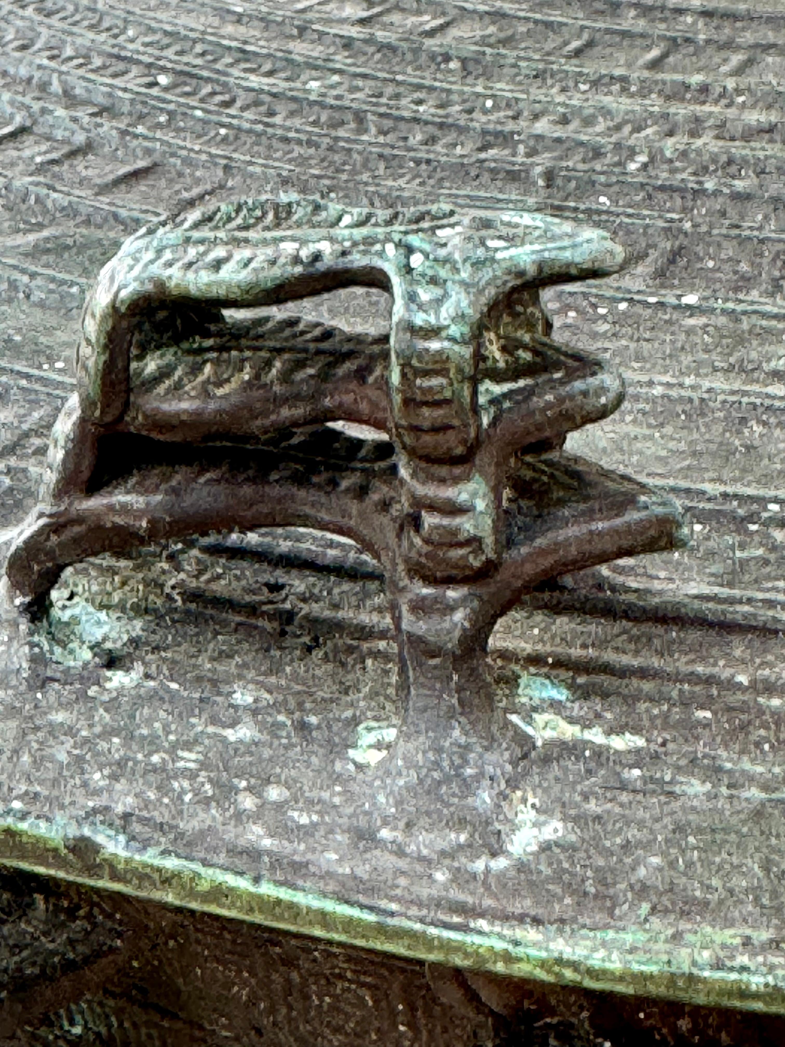 Table basse tambour de pluie birman en bronze moulé avec détails en relief complexes en vente 3