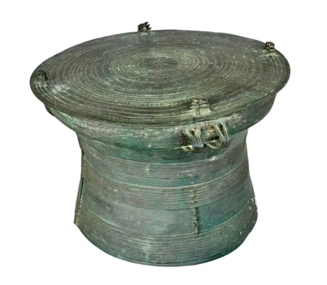 Table basse tambour de pluie birman en bronze moulé avec détails en relief complexes en vente 4