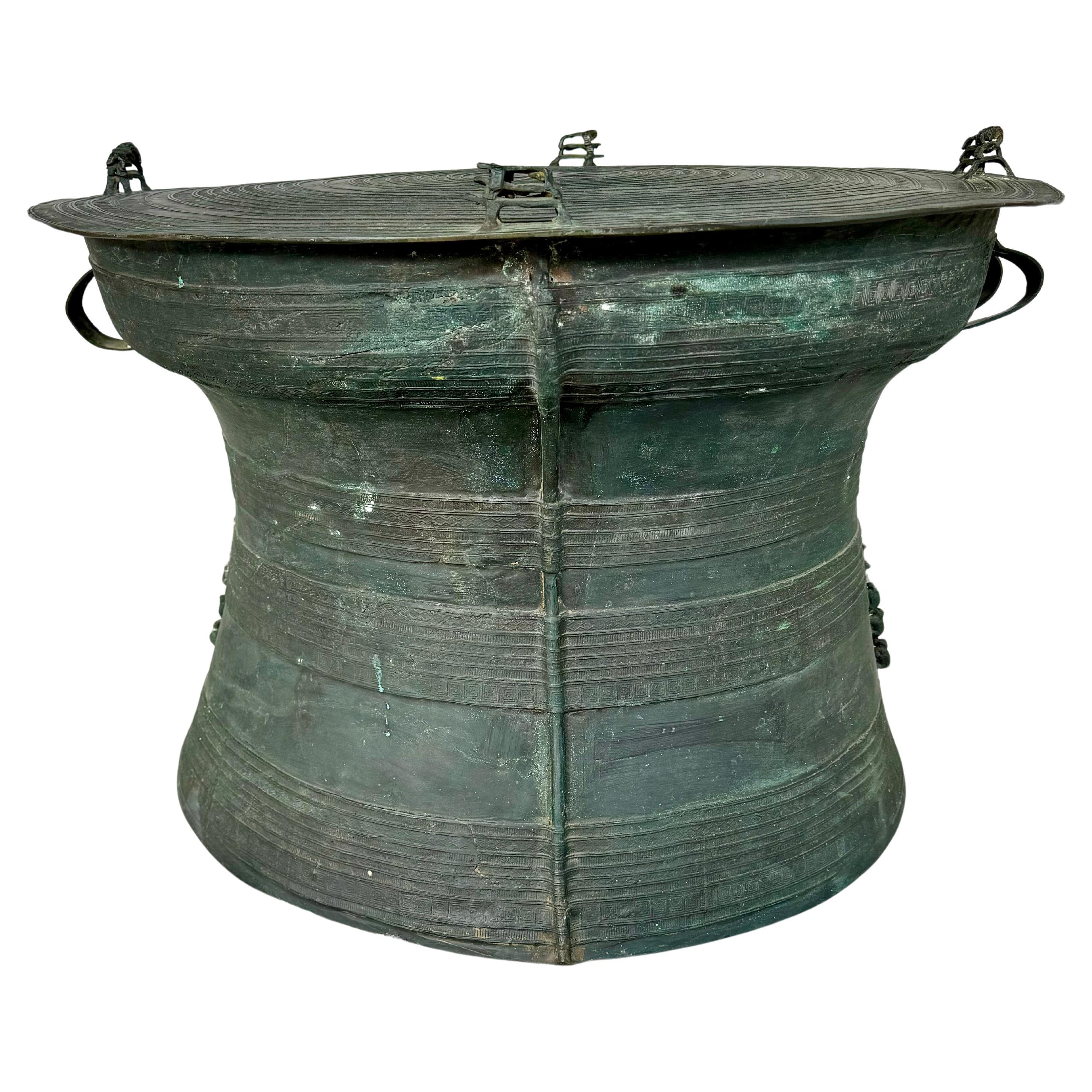 Tambour creux en bronze, se rétrécissant vers le bas, avec des poignées de chaque côté. Les tambours étaient fabriqués par le peuple Karen, un groupe ethnique sino-tibétain habitant les hautes terres entre le Myanmar (anciennement Birmanie) et la