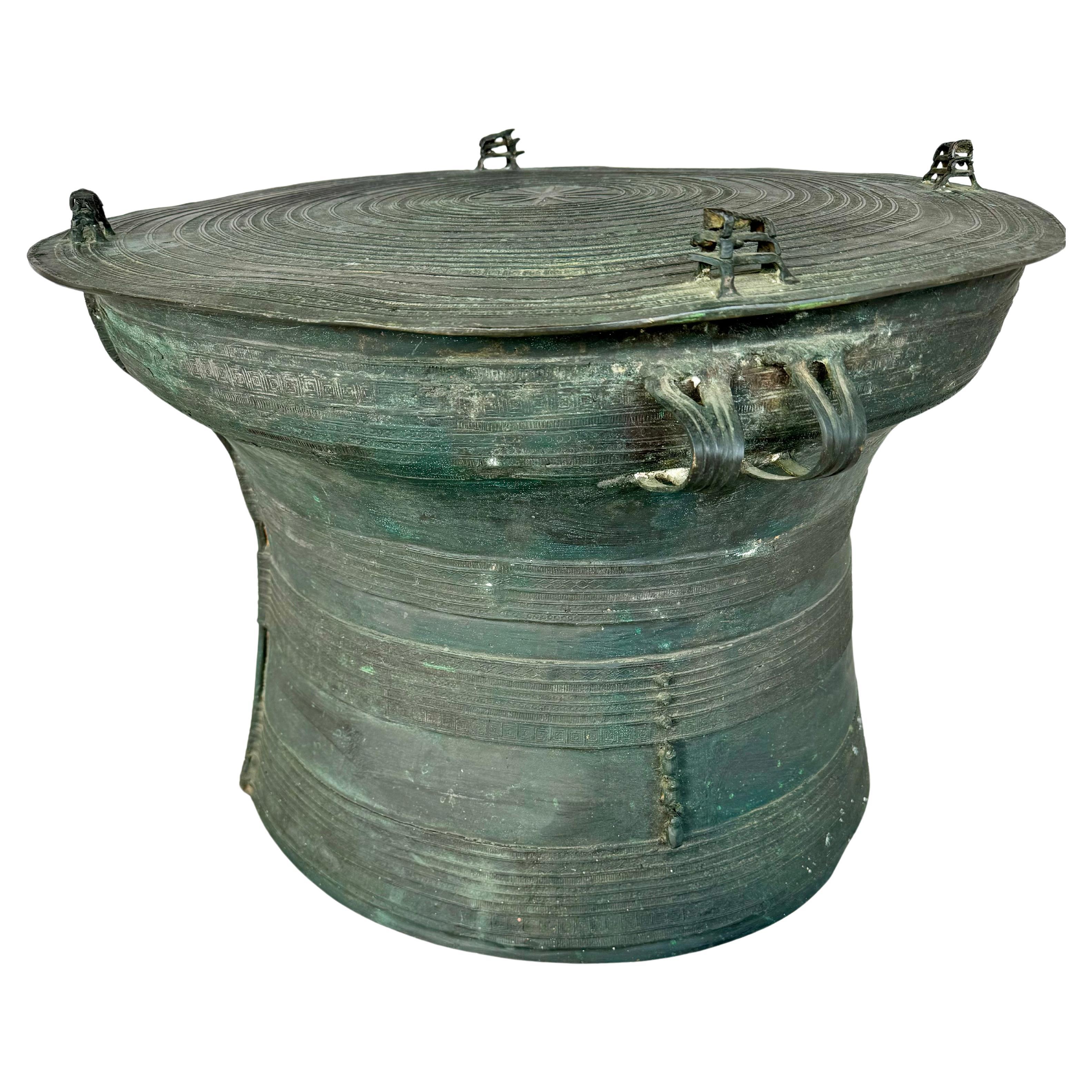 Table basse tambour de pluie birman en bronze moulé avec détails en relief complexes Bon état - En vente à Bradenton, FL