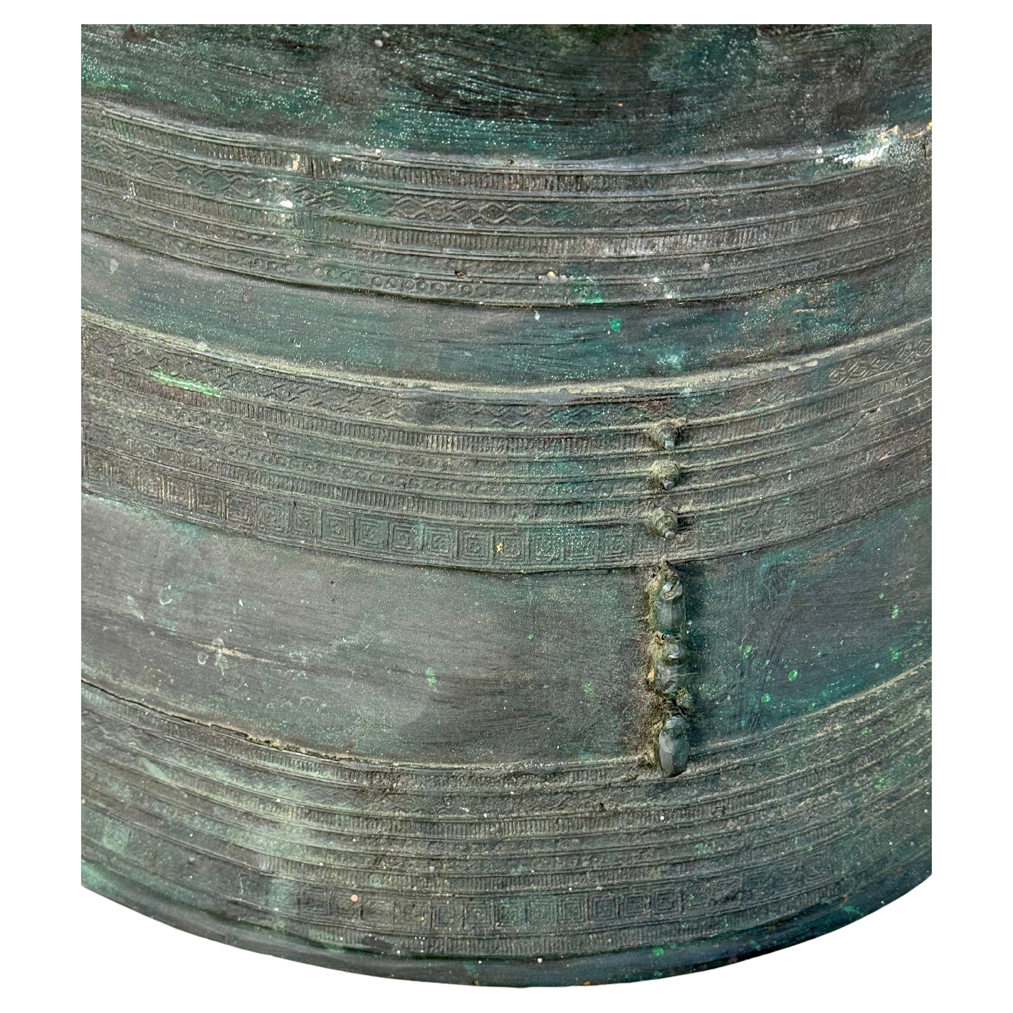 XVIIIe siècle et antérieur Table basse tambour de pluie birman en bronze moulé avec détails en relief complexes en vente