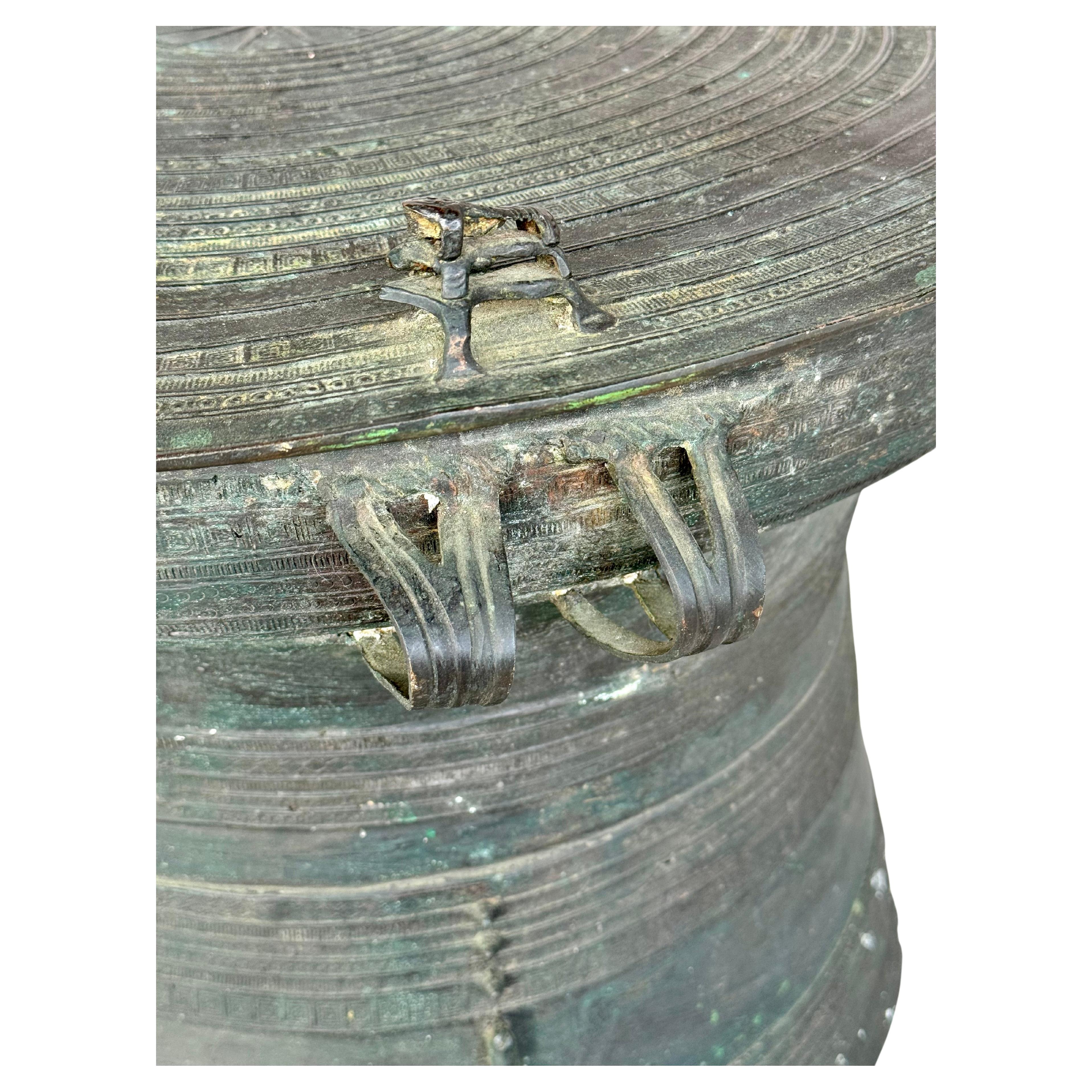 Bronze Table basse tambour de pluie birman en bronze moulé avec détails en relief complexes en vente
