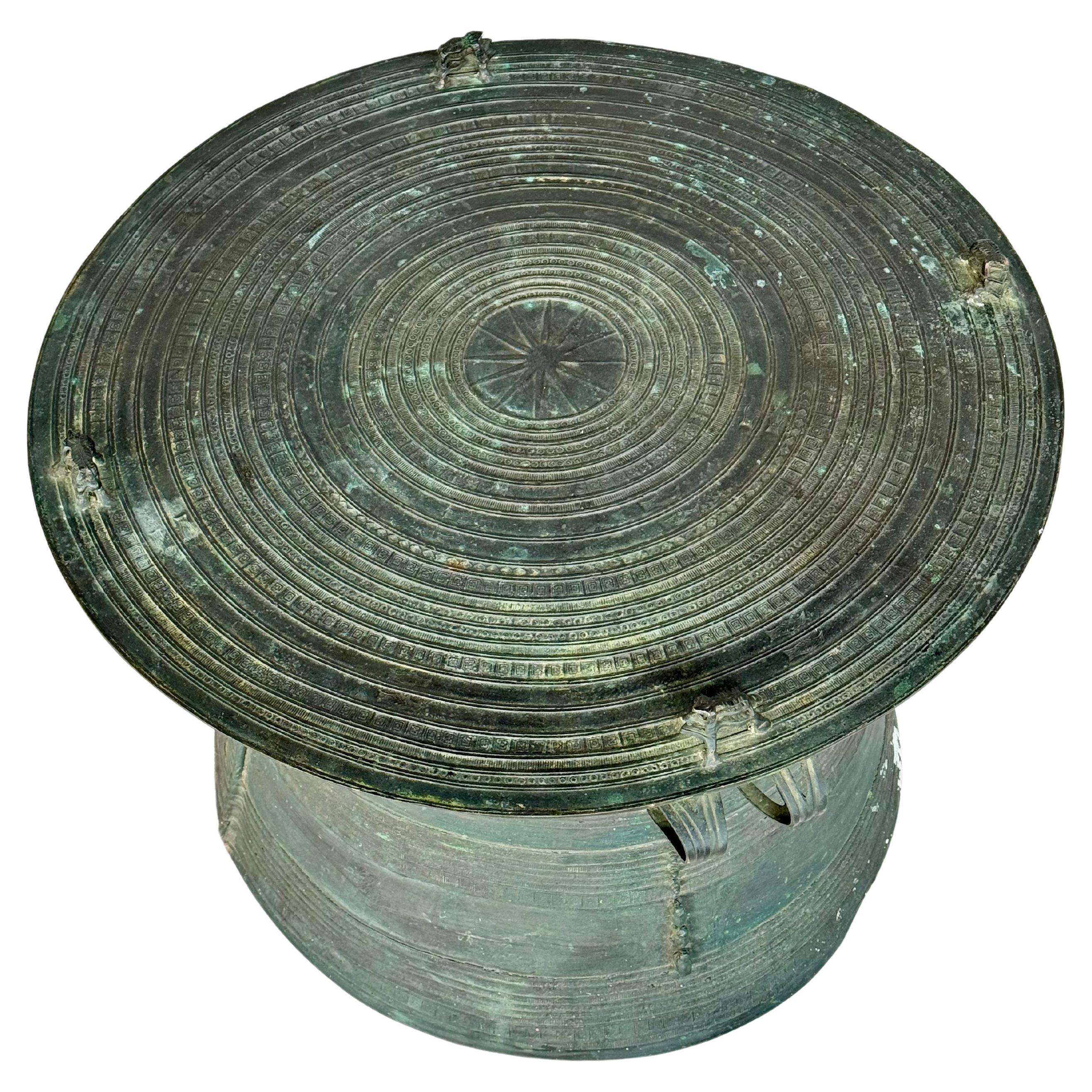 Table basse tambour de pluie birman en bronze moulé avec détails en relief complexes en vente 1