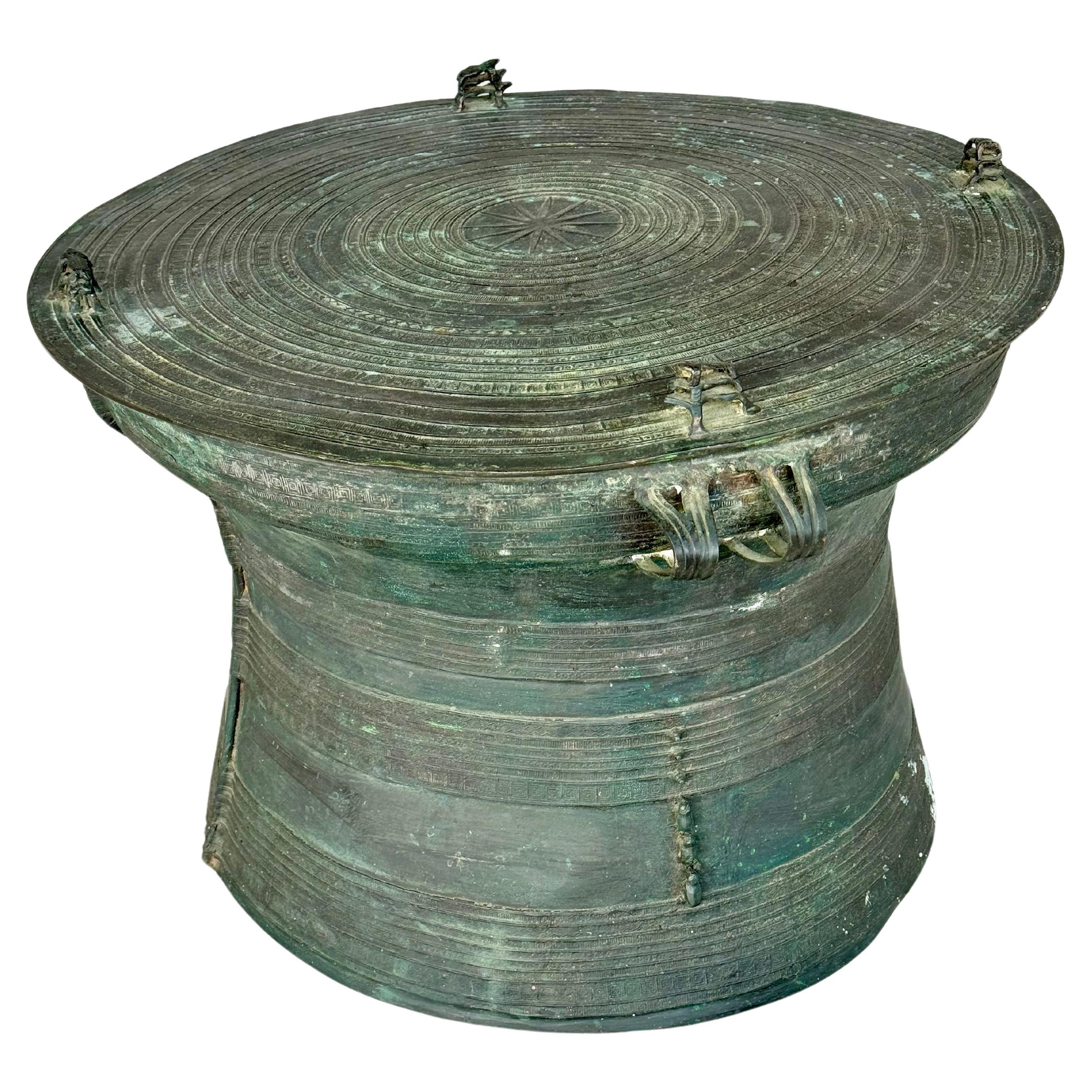 Table basse tambour de pluie birman en bronze moulé avec détails en relief complexes