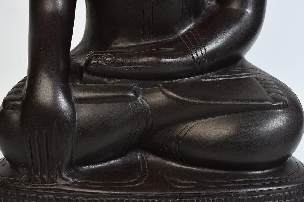 Sitzender Buddha aus burmesischer Bronze (Metallarbeit) im Angebot