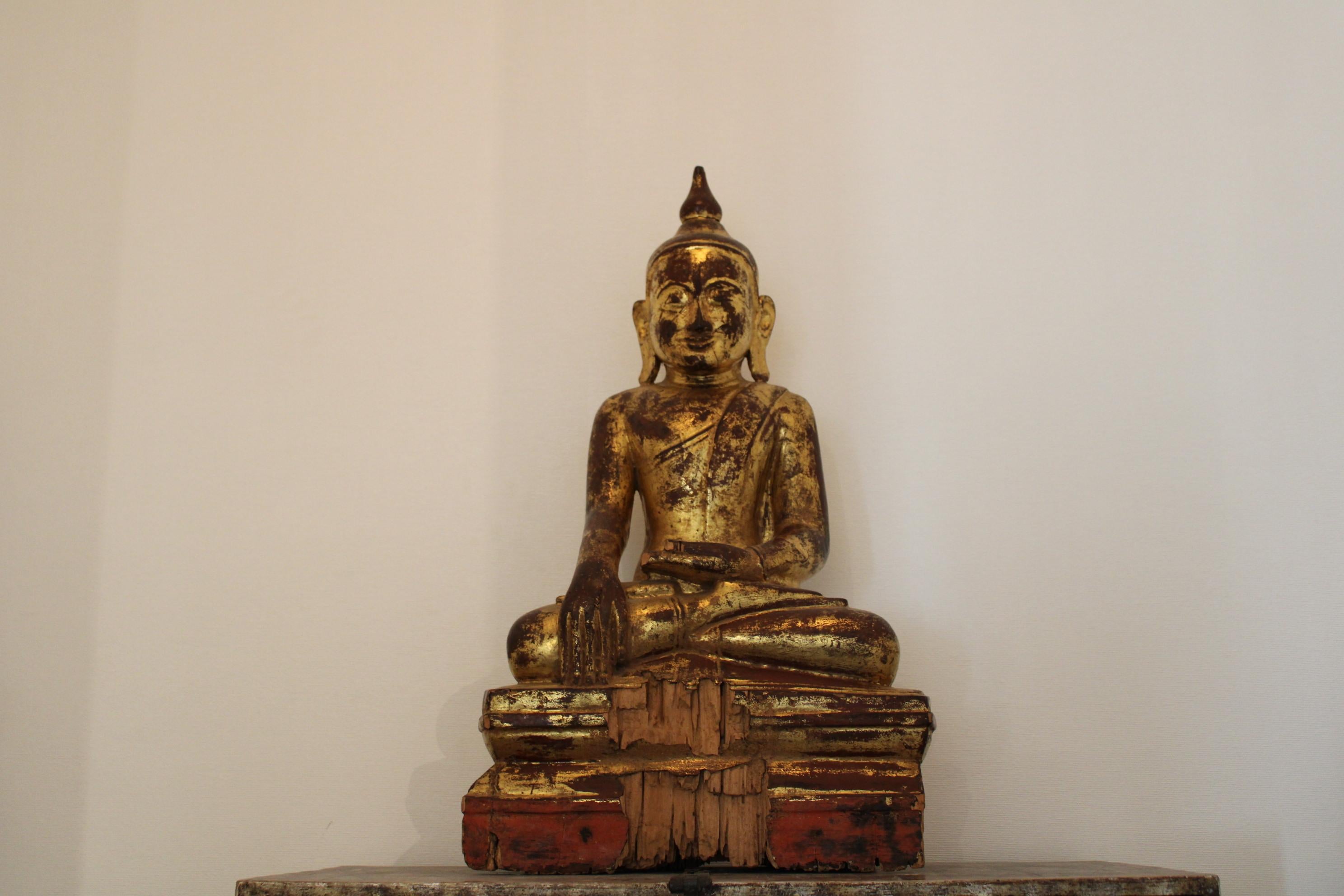 Burmese Buddha.
Painted wood.
19th Century.

Large lack of wood on the base, front and back.