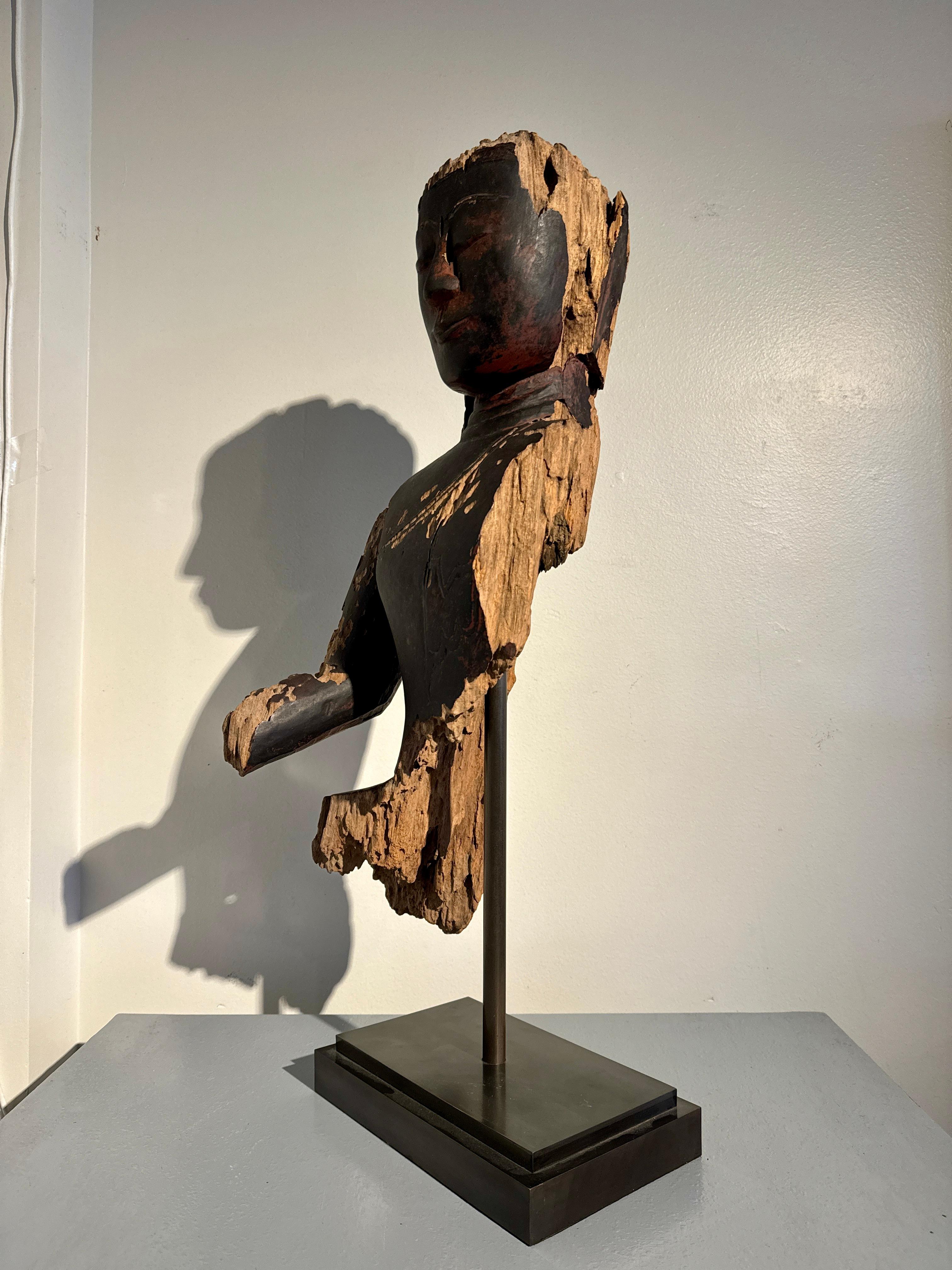 Buste de Bouddha birman fragmentaire en bois laqué, période Ava, 17e-18e siècle en vente 2