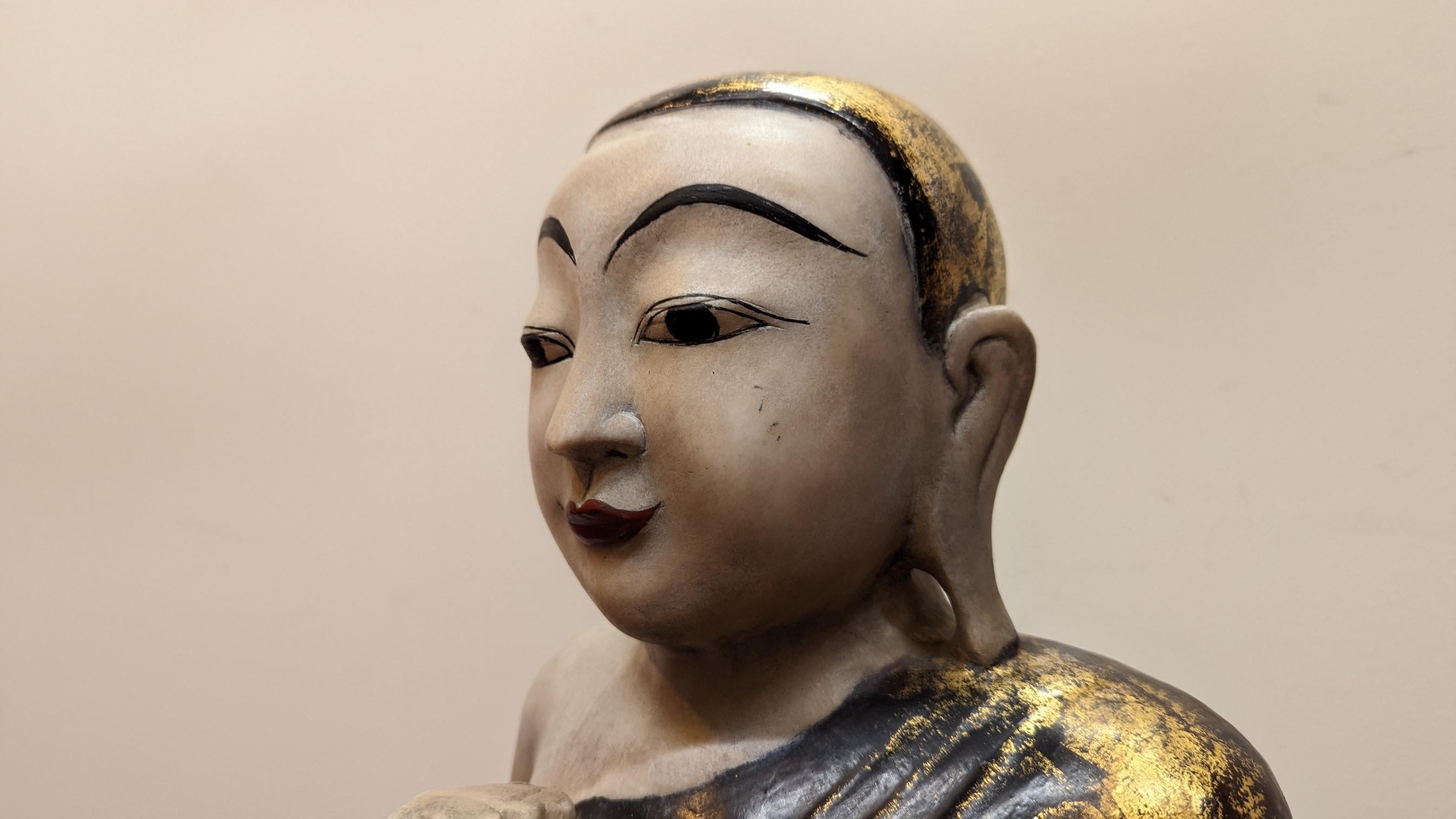 Statue bouddhiste birmane en albâtre  Bon état - En vente à New York, NY