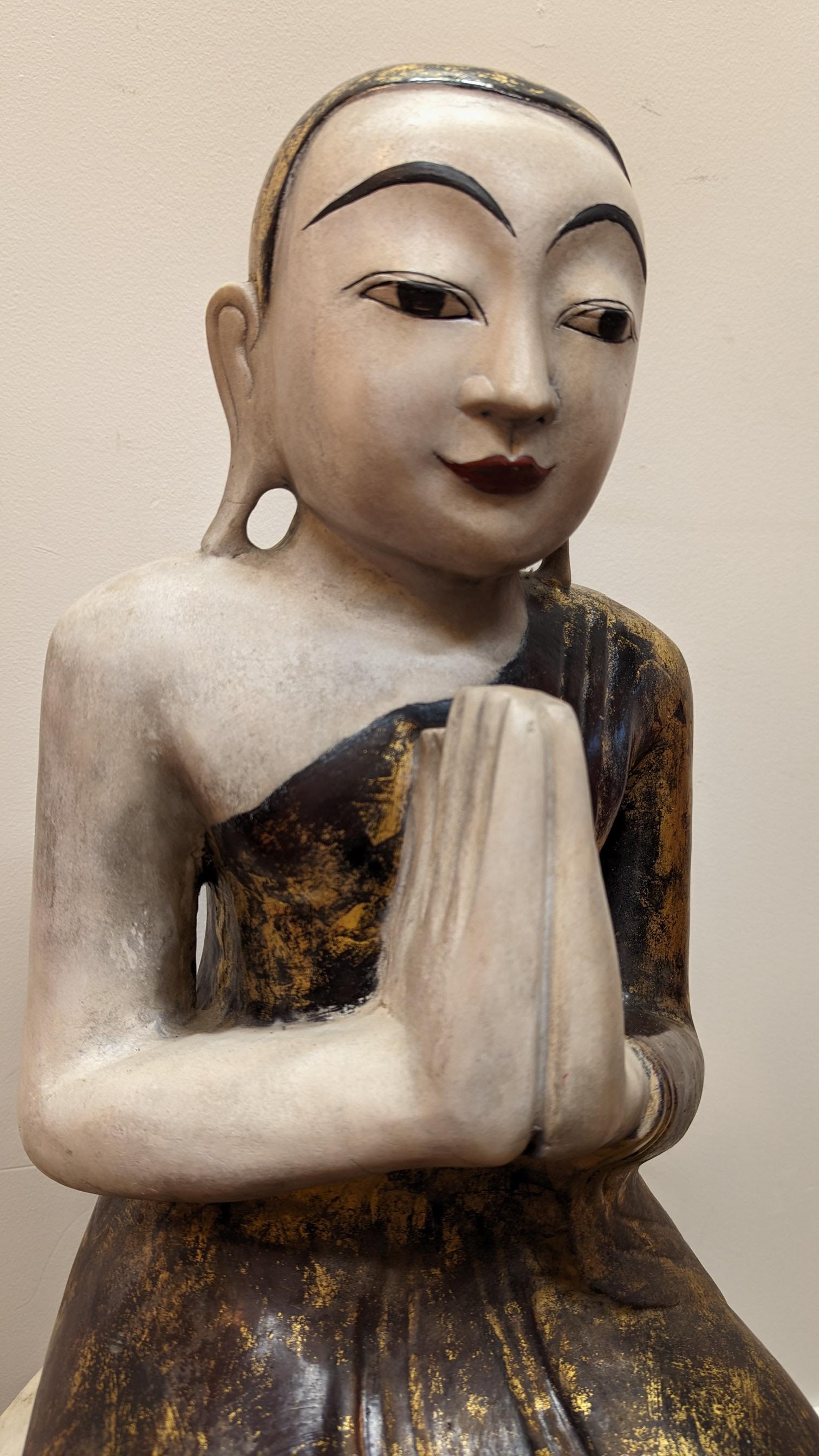 Statue bouddhiste birmane en albâtre  en vente 1