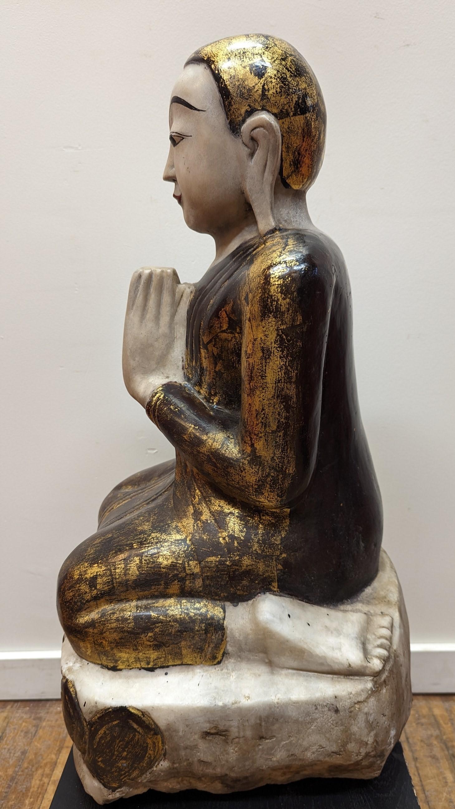 Statue bouddhiste birmane en albâtre  en vente 2