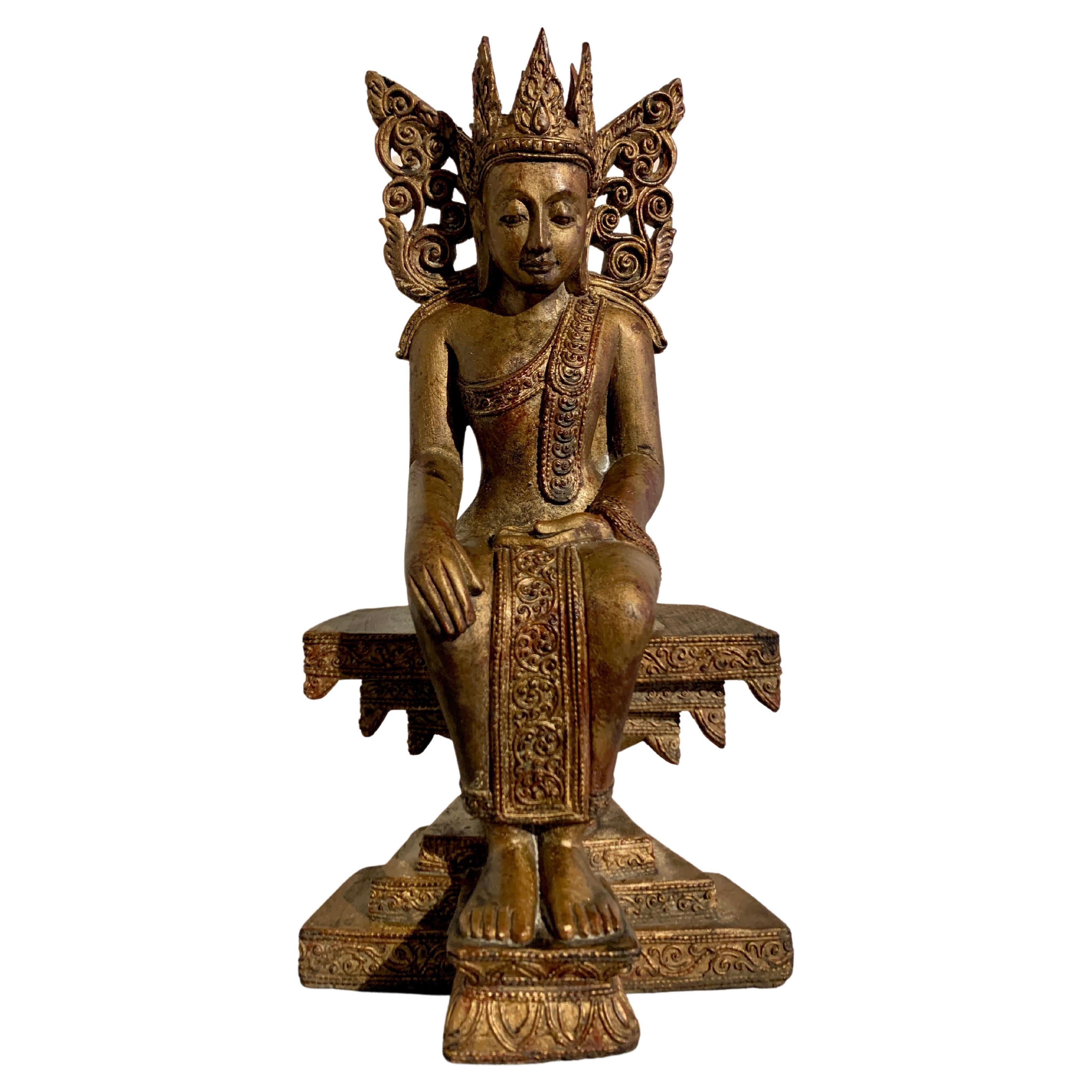 Bouddha couronné Burmese sculpté en bois dur assis en position occidentale, milieu du 20e siècle