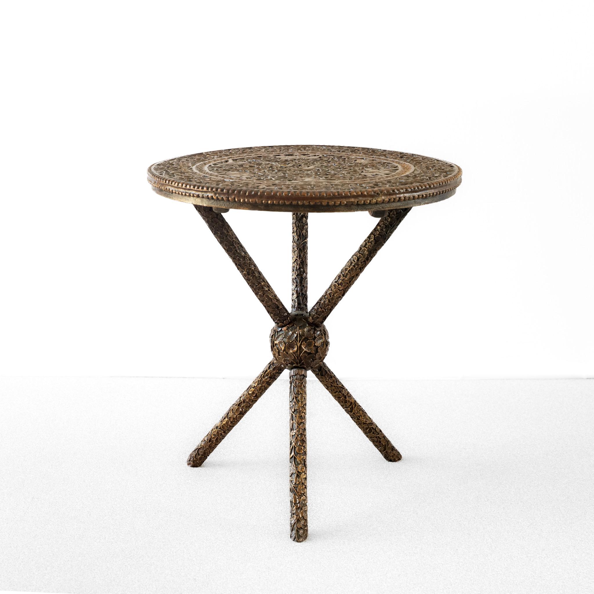 Mesa auxiliar Padouk tallada en Birmania en venta 2