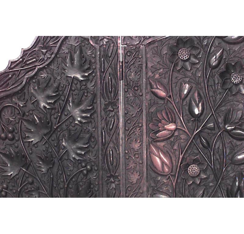 Paravent à 4 volets en teck sculpté de style asiatique birman (19e siècle) avec un motif floral et 4 hauteurs de panneaux différentes.