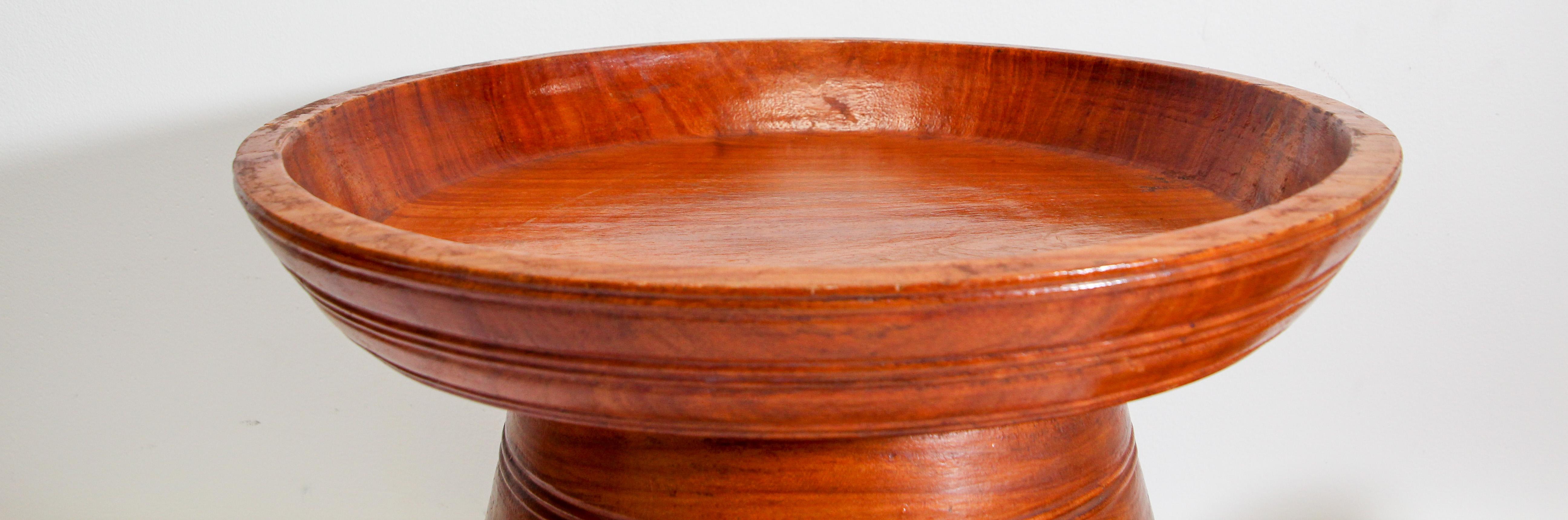 20ième siècle Boîte à couvercle de temple birmane asiatique en bois sculpté avec couvercle en vente