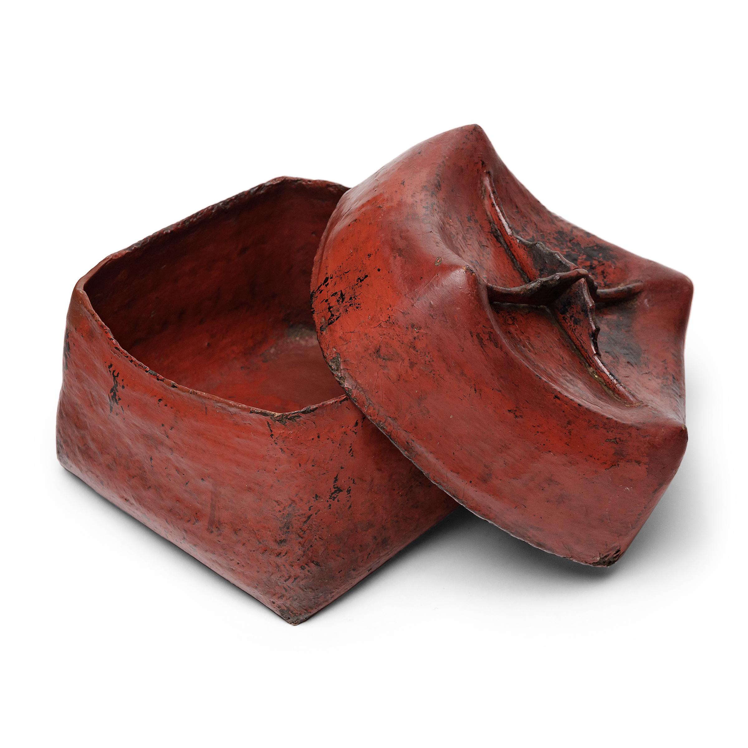 Caja birmana de laca roja de cinabrio, c. 1900 Birmano en venta