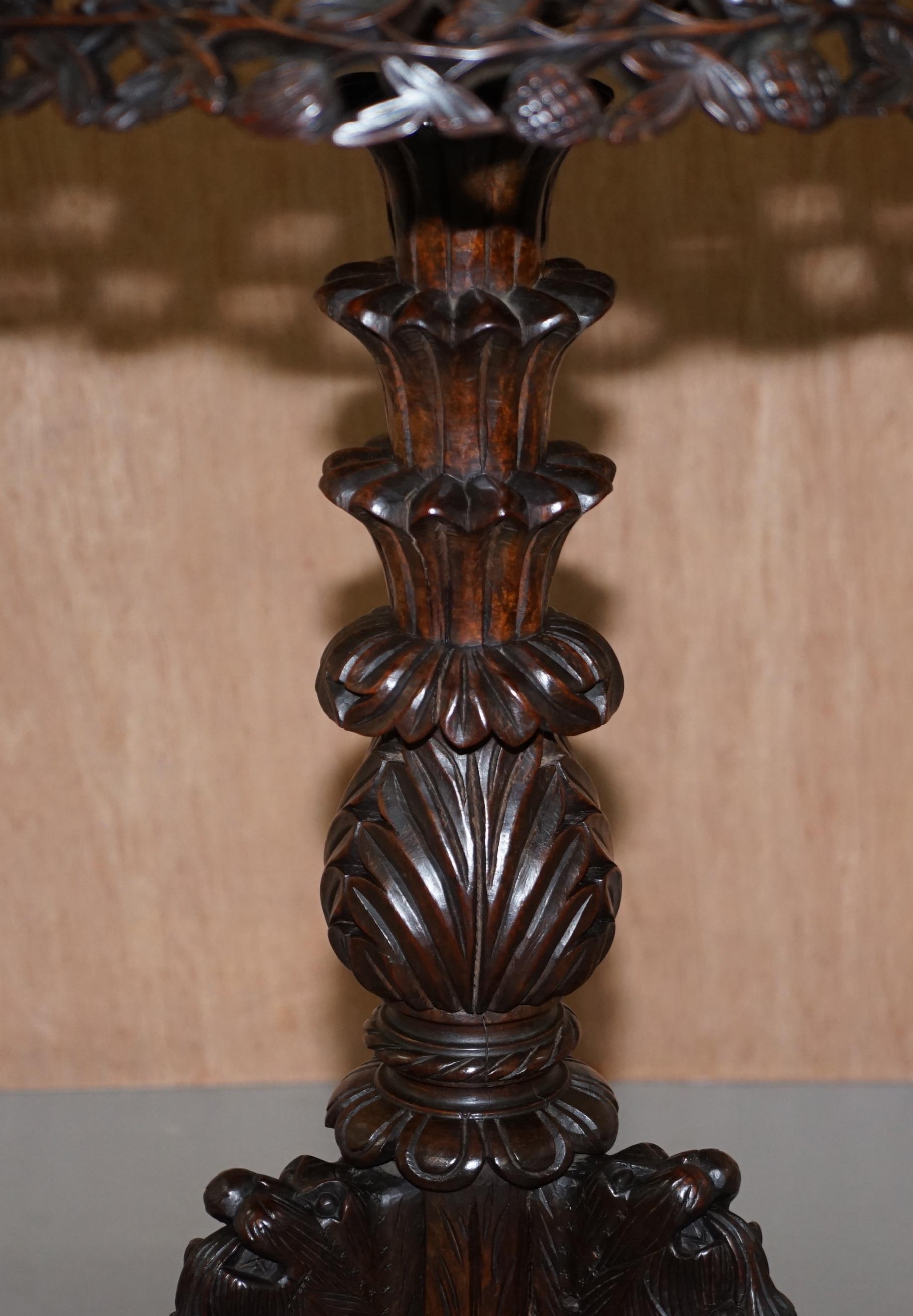 Table d'appoint d'angle en bois dur birman vers 1880 à plateau basculant en vente 5