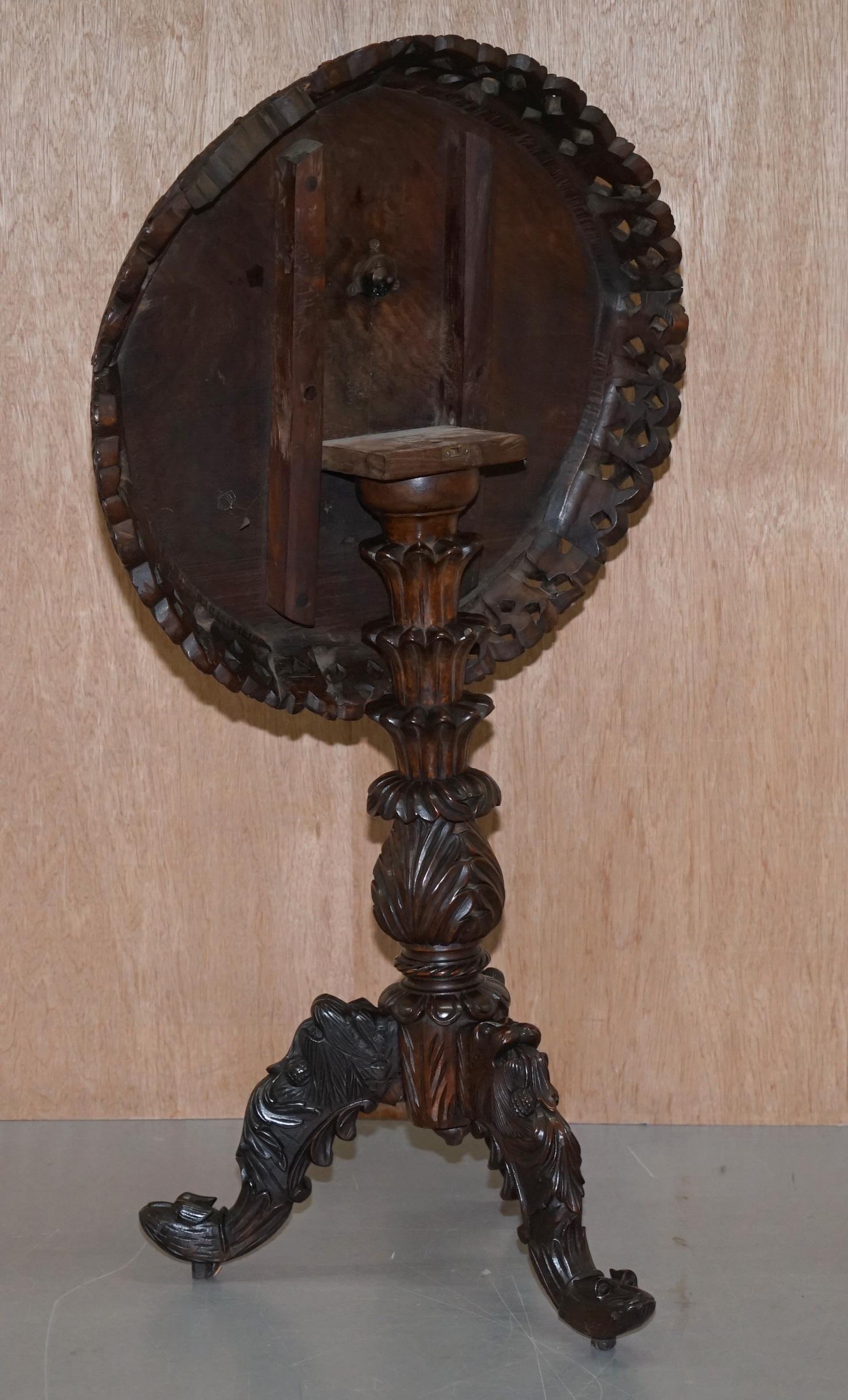Table d'appoint d'angle en bois dur birman vers 1880 à plateau basculant en vente 7