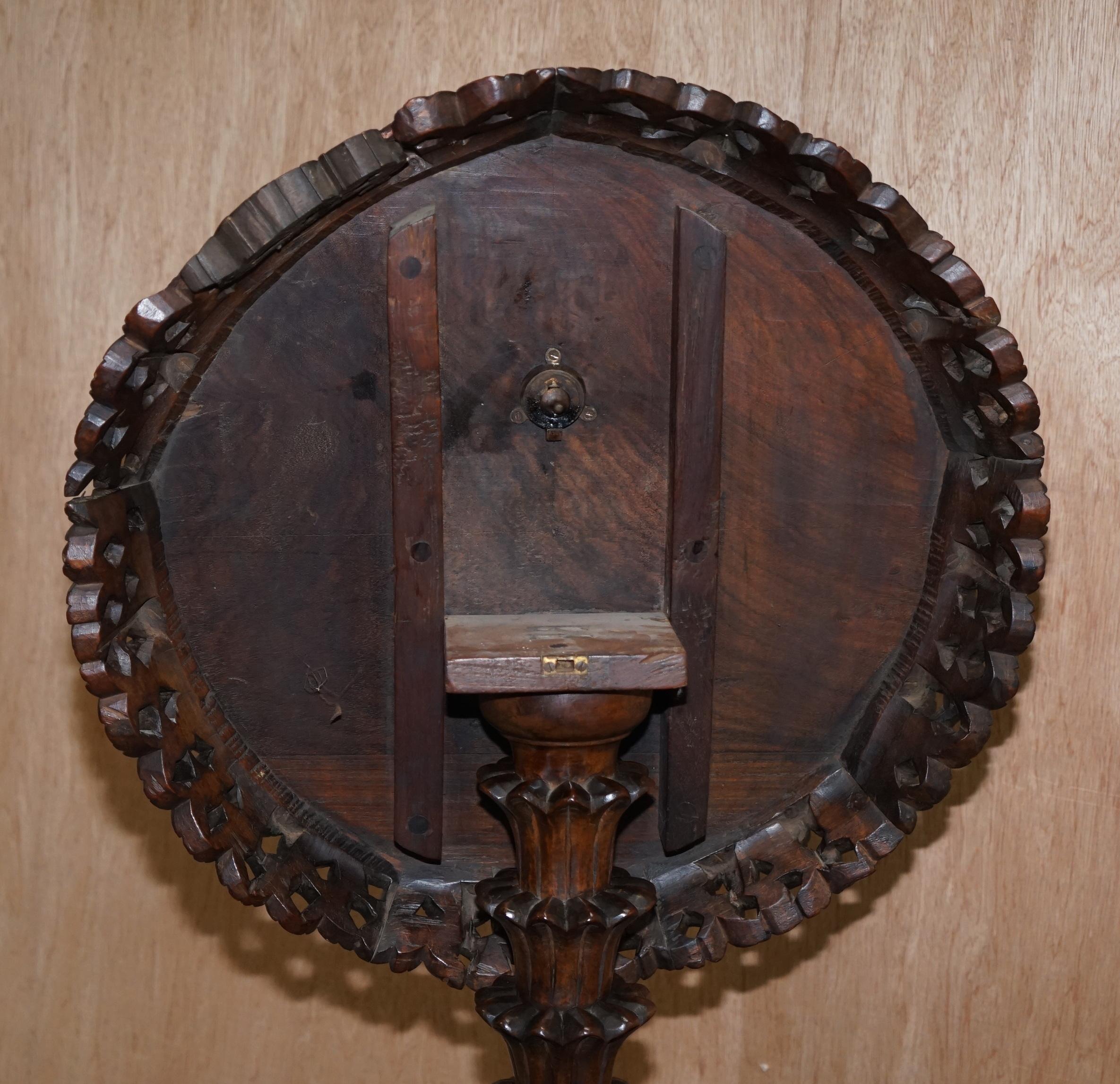 Table d'appoint d'angle en bois dur birman vers 1880 à plateau basculant en vente 8