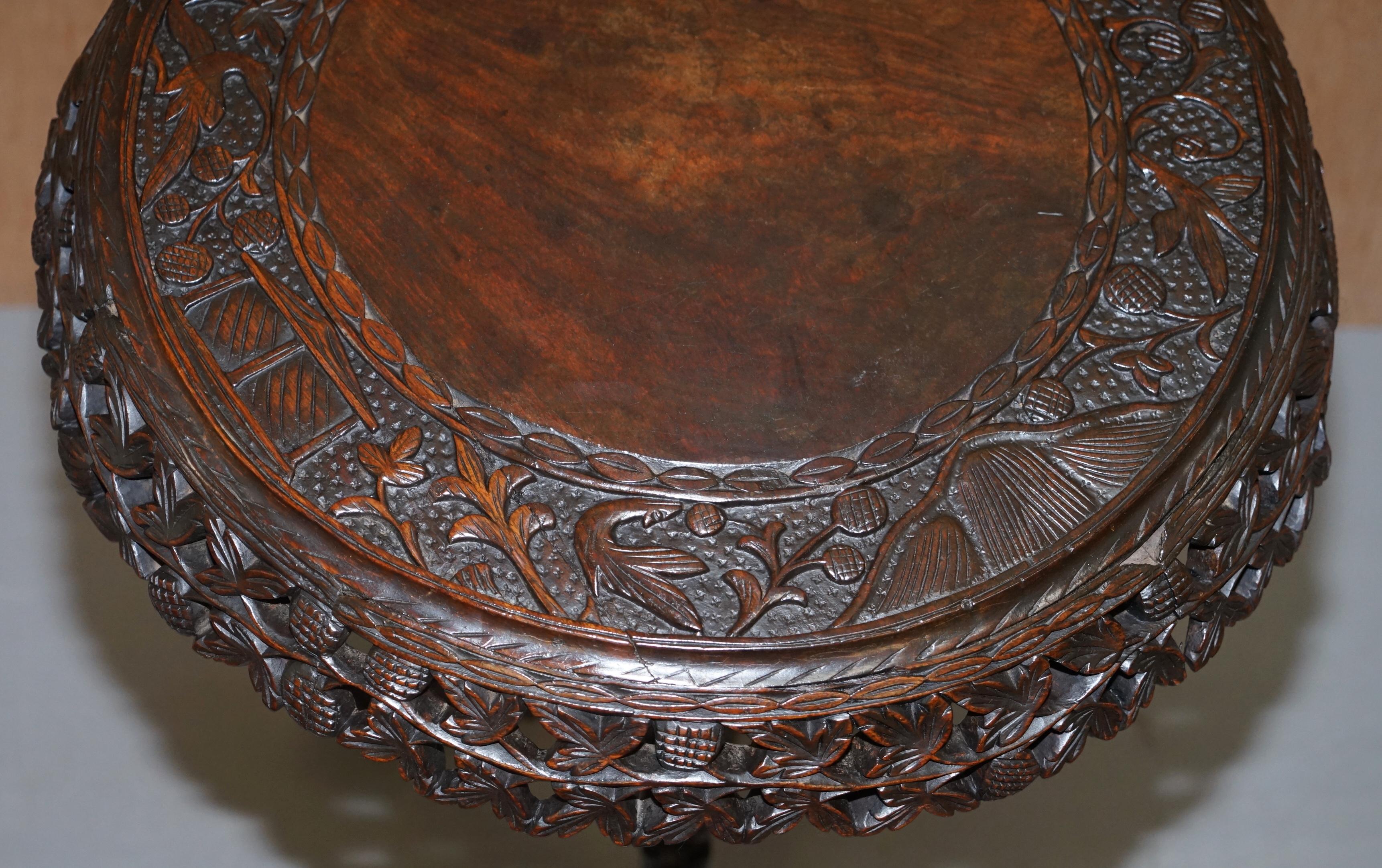 Anglo-indien Table d'appoint d'angle en bois dur birman vers 1880 à plateau basculant en vente