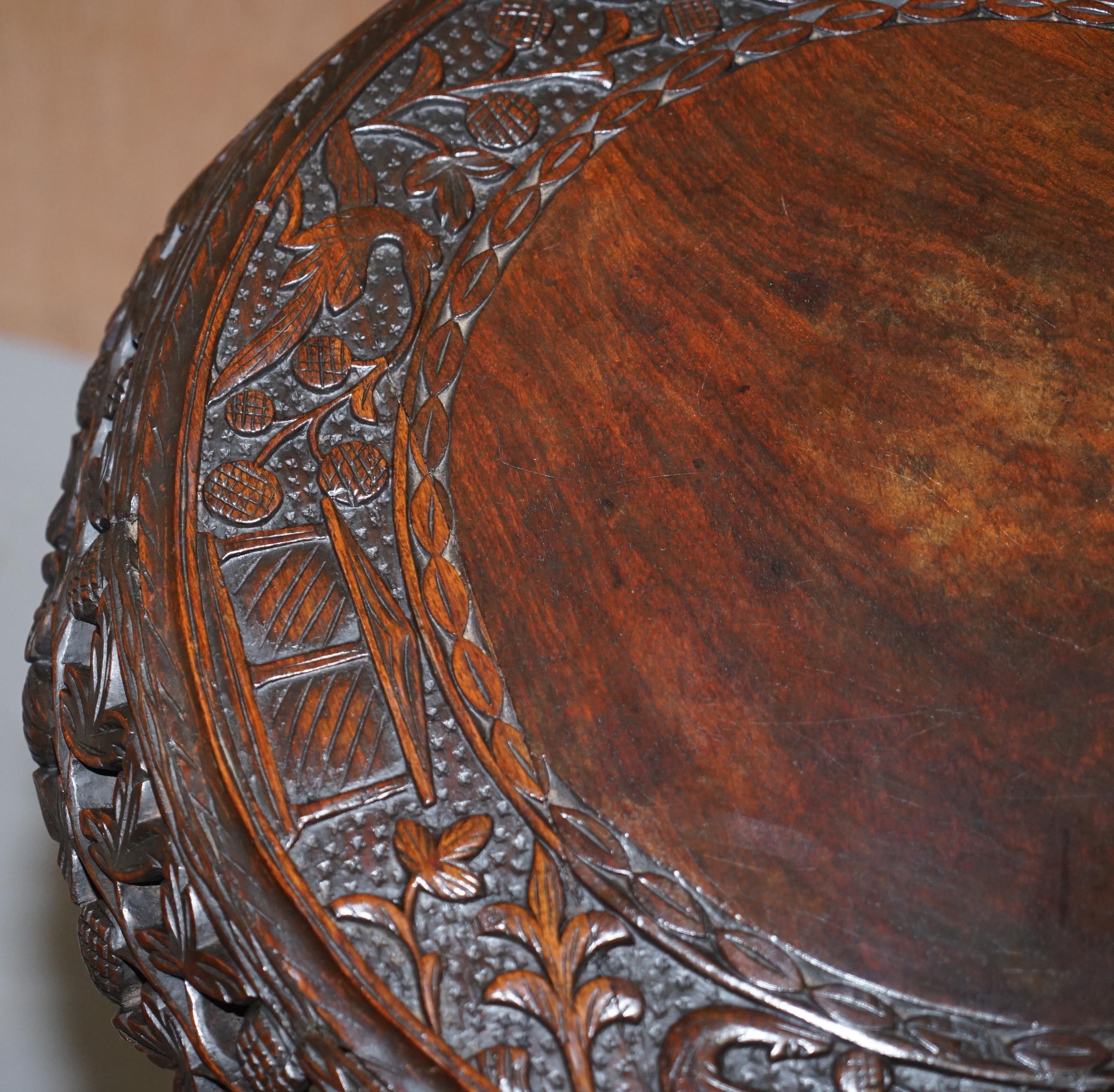 Birman Table d'appoint d'angle en bois dur birman vers 1880 à plateau basculant en vente