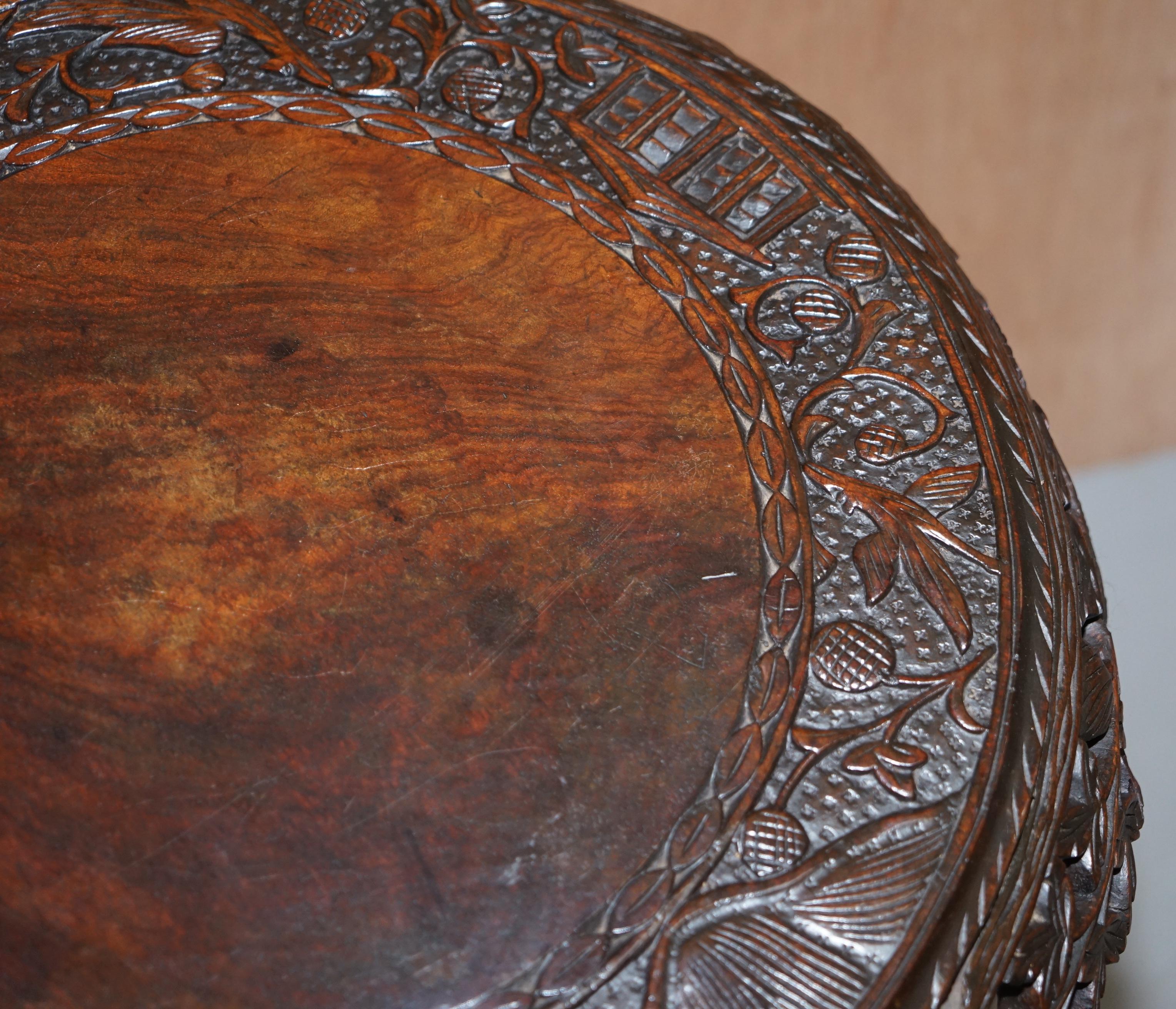 Fait main Table d'appoint d'angle en bois dur birman vers 1880 à plateau basculant en vente