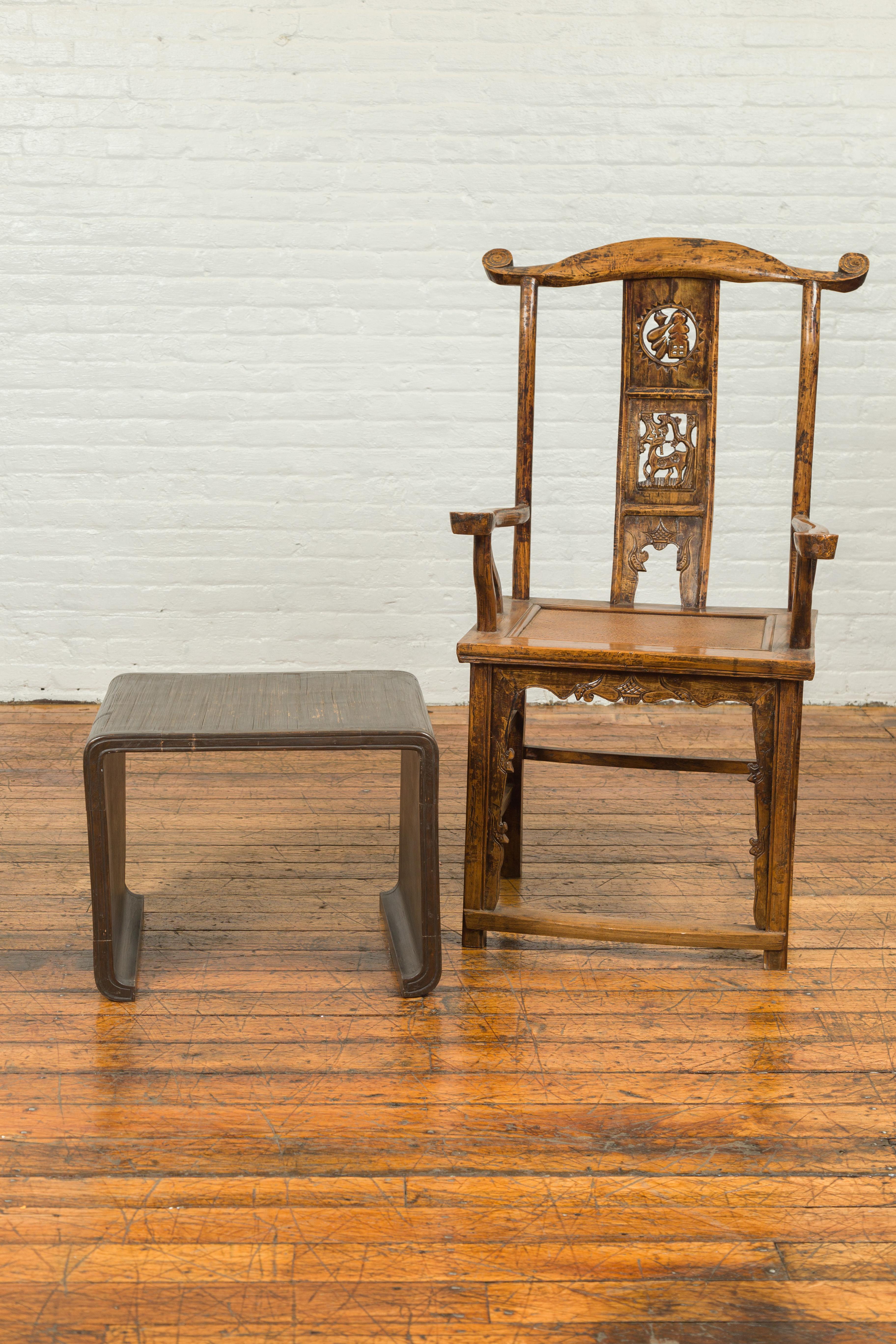 Table d'appoint birmane contemporaine en forme de cascade avec plateau en natte d'opium et pieds en sabot de cheval en vente 7