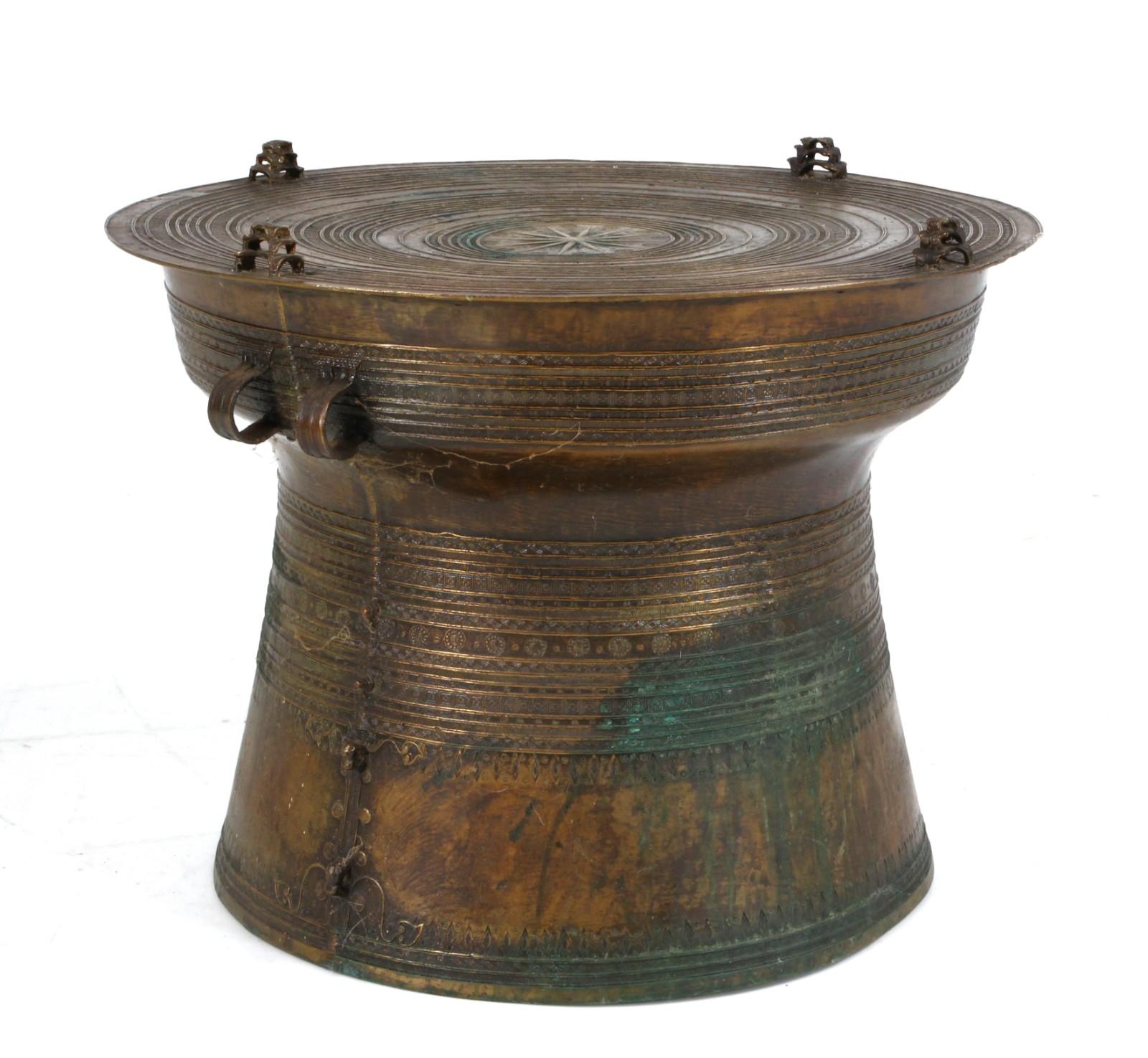 Oriental rain drum in bronze, richly decorated with oriental characters and frogs on top. Approx. 1880. 
Dimensions Height approx. 41.5 cm. Island approx. 56 cm. 
This type of drum is often used as a lamp base and in this size as a lamp table. 