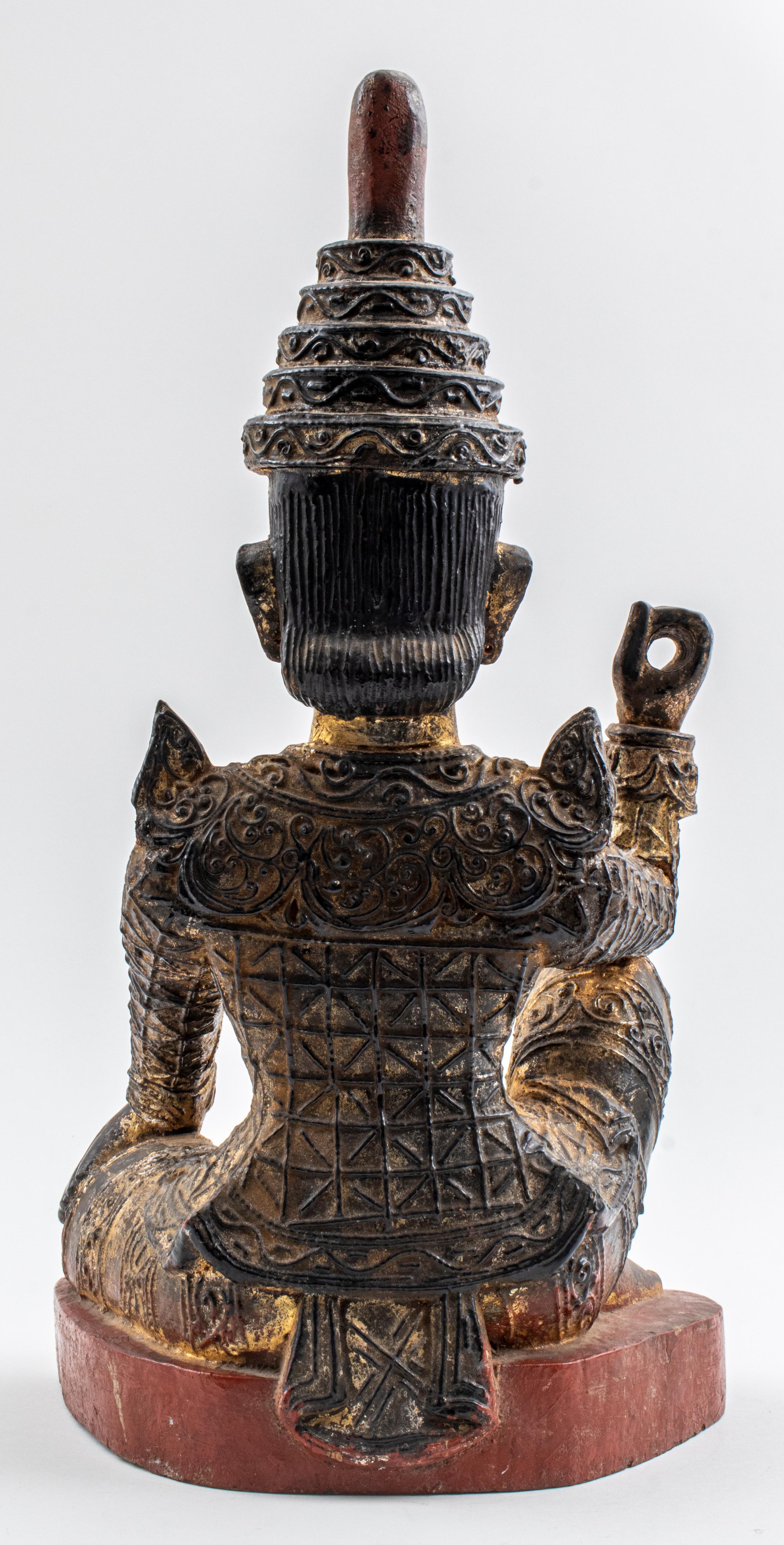 Sculpté Statue Nat en bois doré de Birmanie en vente