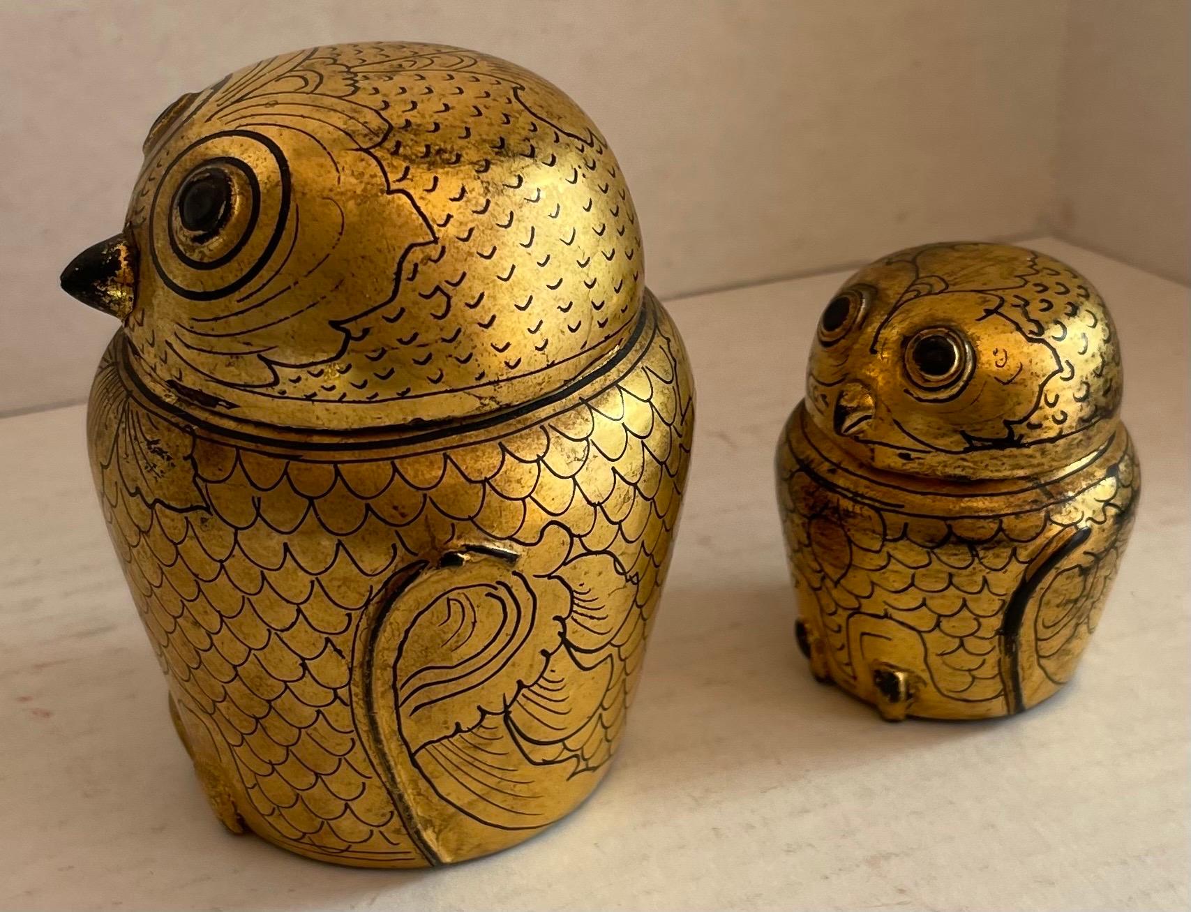 Chinoiseries Boîtes à hibou birmanes en or et laque noire, lot de 2 en vente