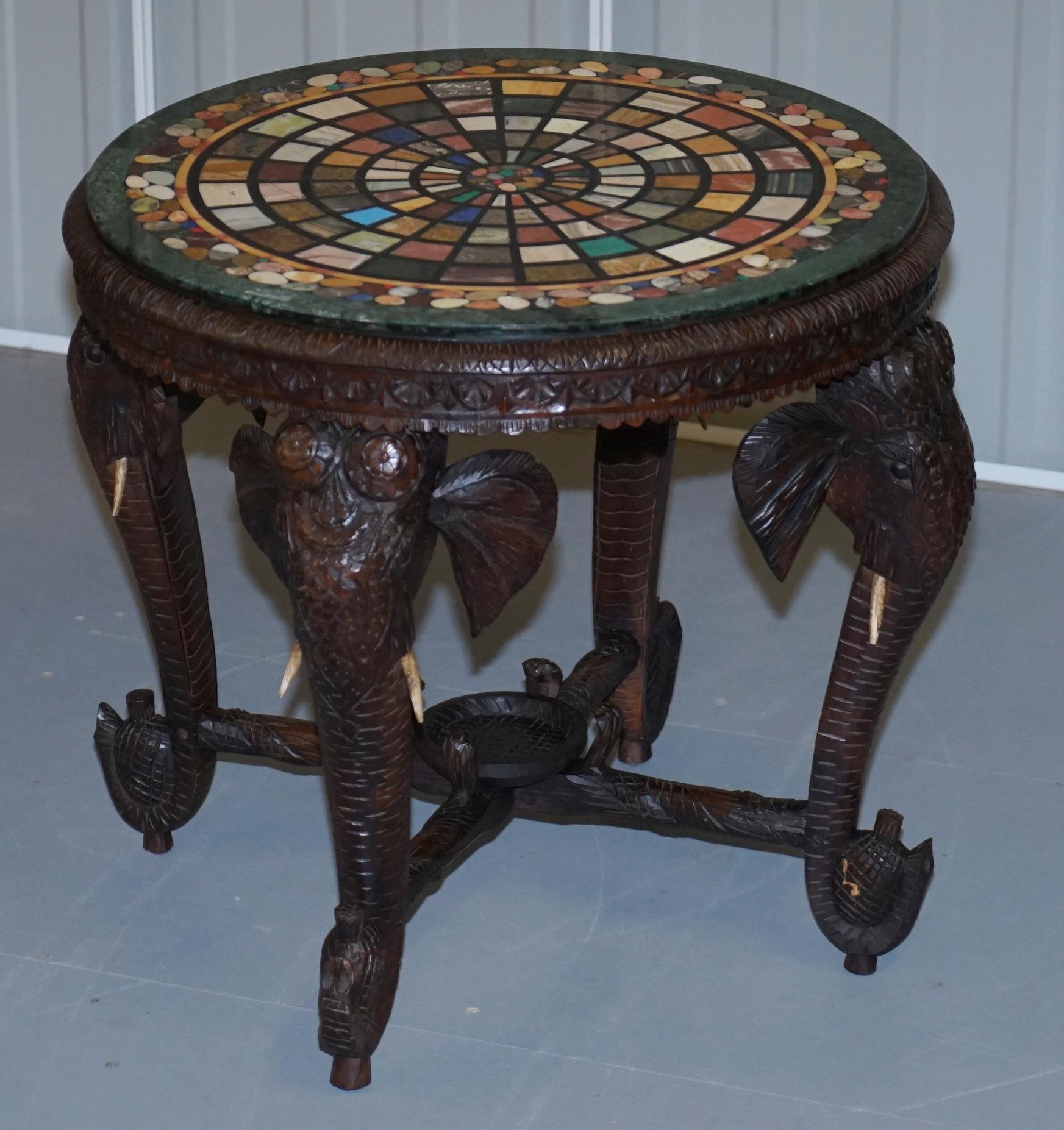 Nous sommes ravis d'offrir à la vente cette belle et très rare table d'appoint Anglo-Indienne / Birmane du 19ème siècle sculptée à la main en forme d'éléphant avec un plateau en marbre Pietra Dura Specimen

La table en elle-même est assez rare,
