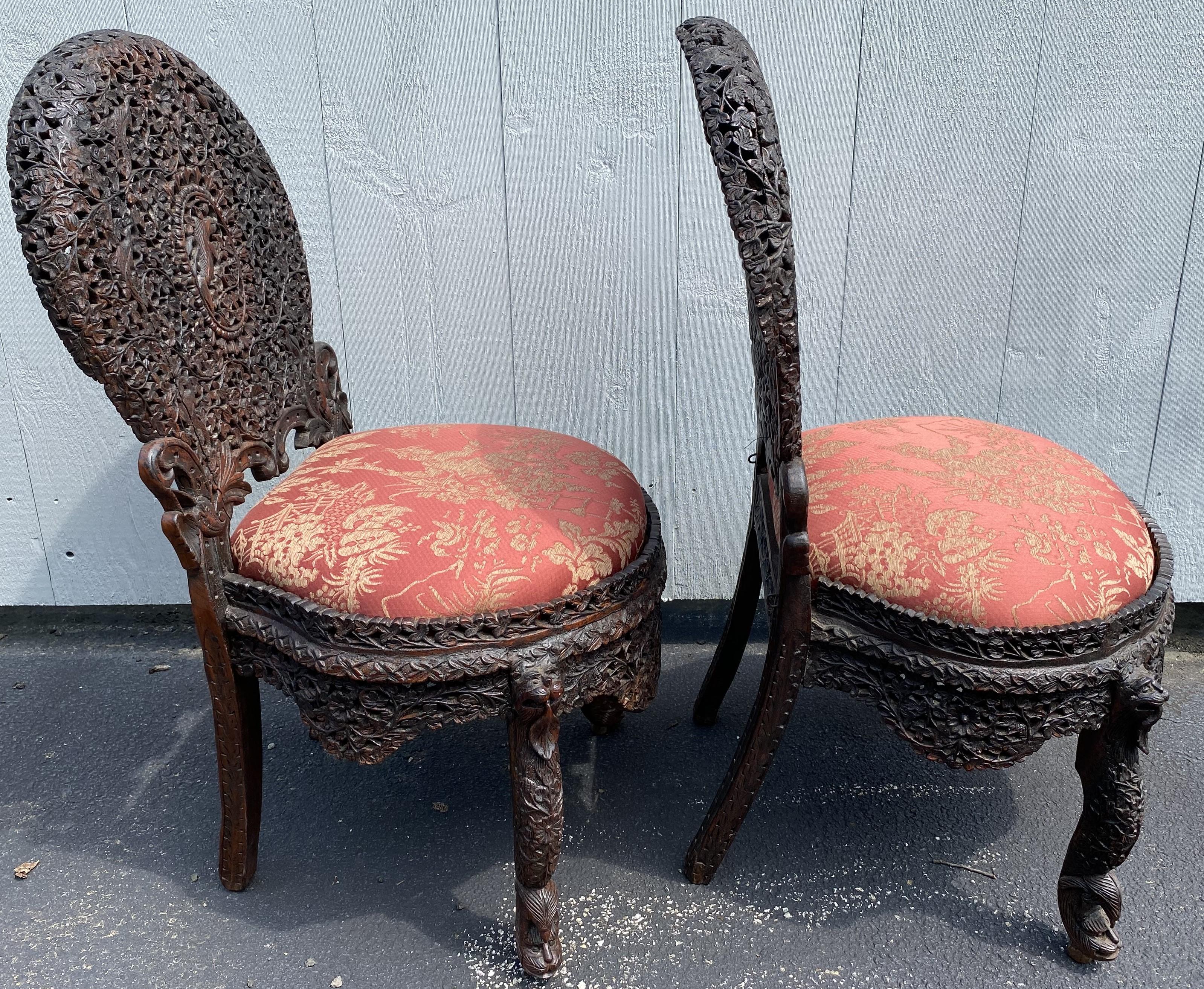 Ensemble en bois dur réticulé sculpté à la main en Birmanie avec table, chaises et poufs en vente 3