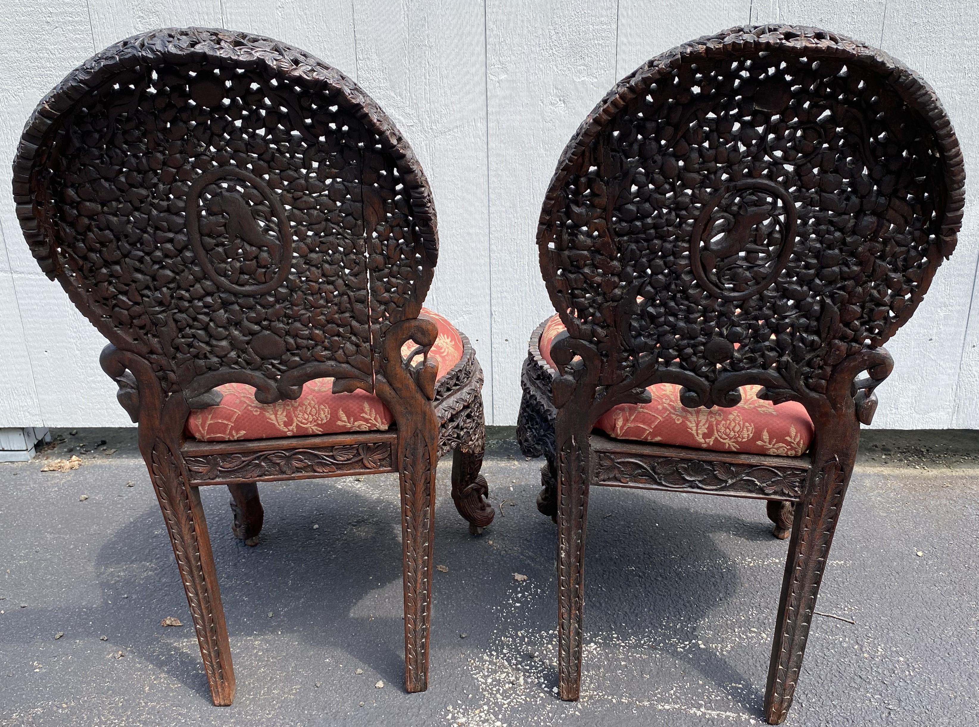 Ensemble en bois dur réticulé sculpté à la main en Birmanie avec table, chaises et poufs en vente 4