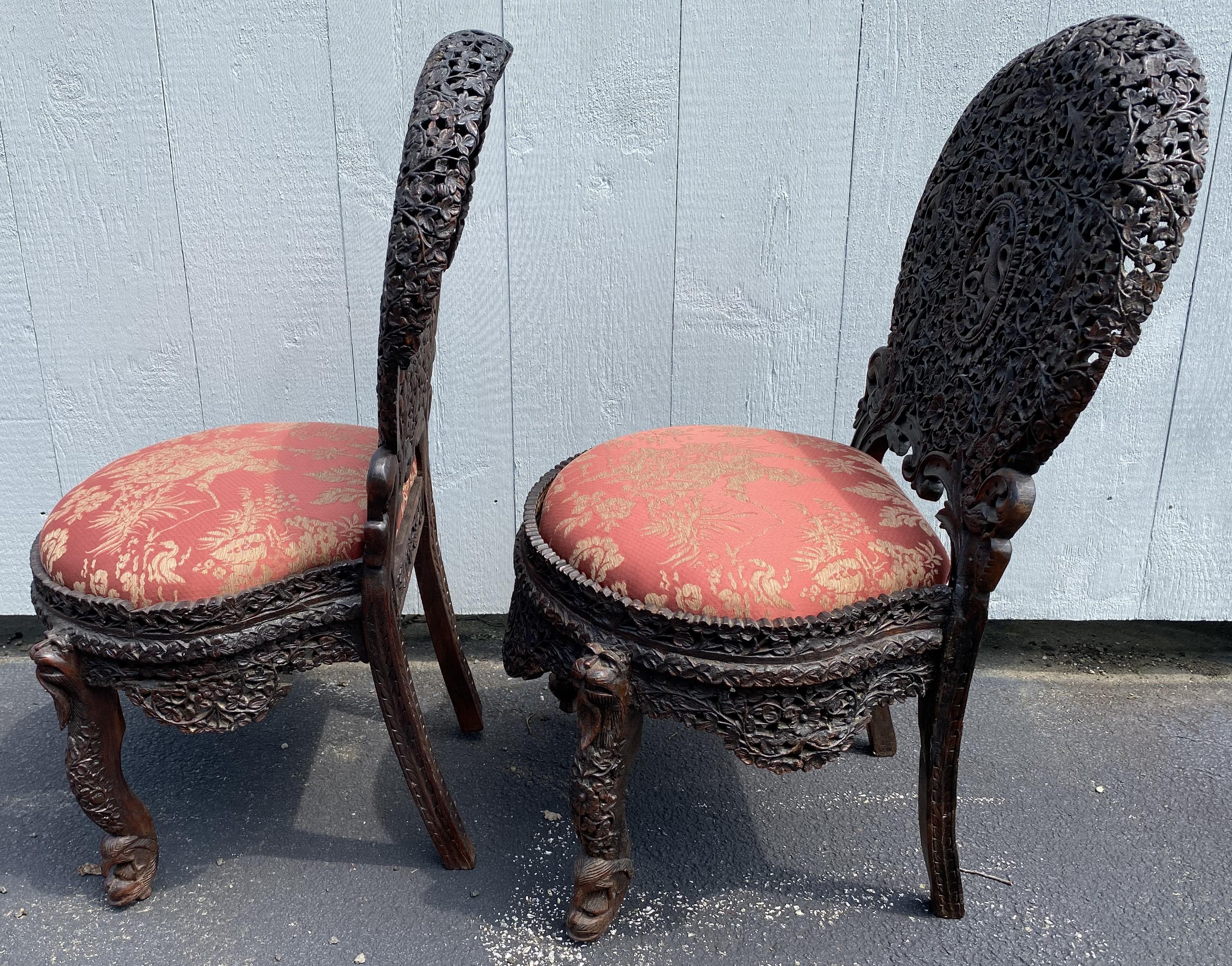 Ensemble en bois dur réticulé sculpté à la main en Birmanie avec table, chaises et poufs en vente 5