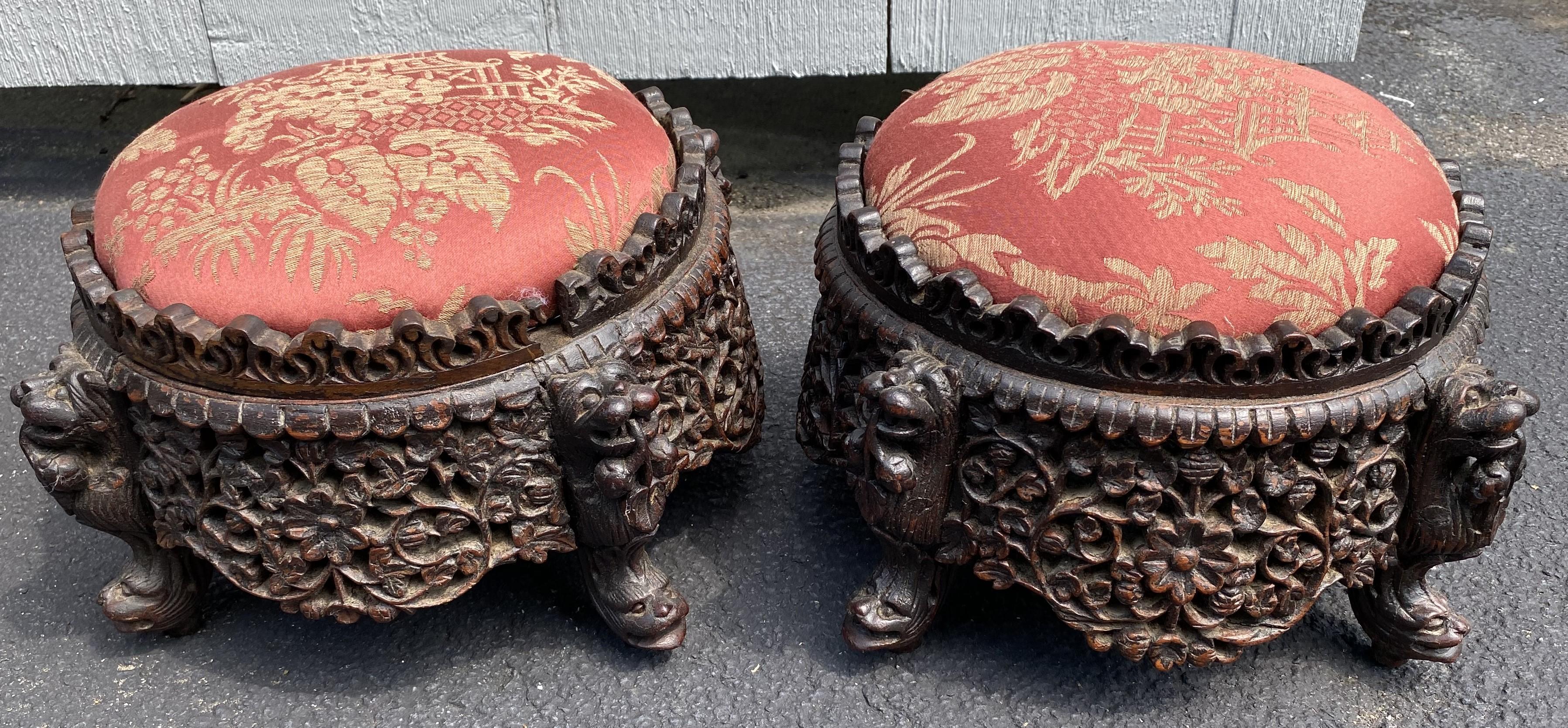 Ensemble en bois dur réticulé sculpté à la main en Birmanie avec table, chaises et poufs en vente 10