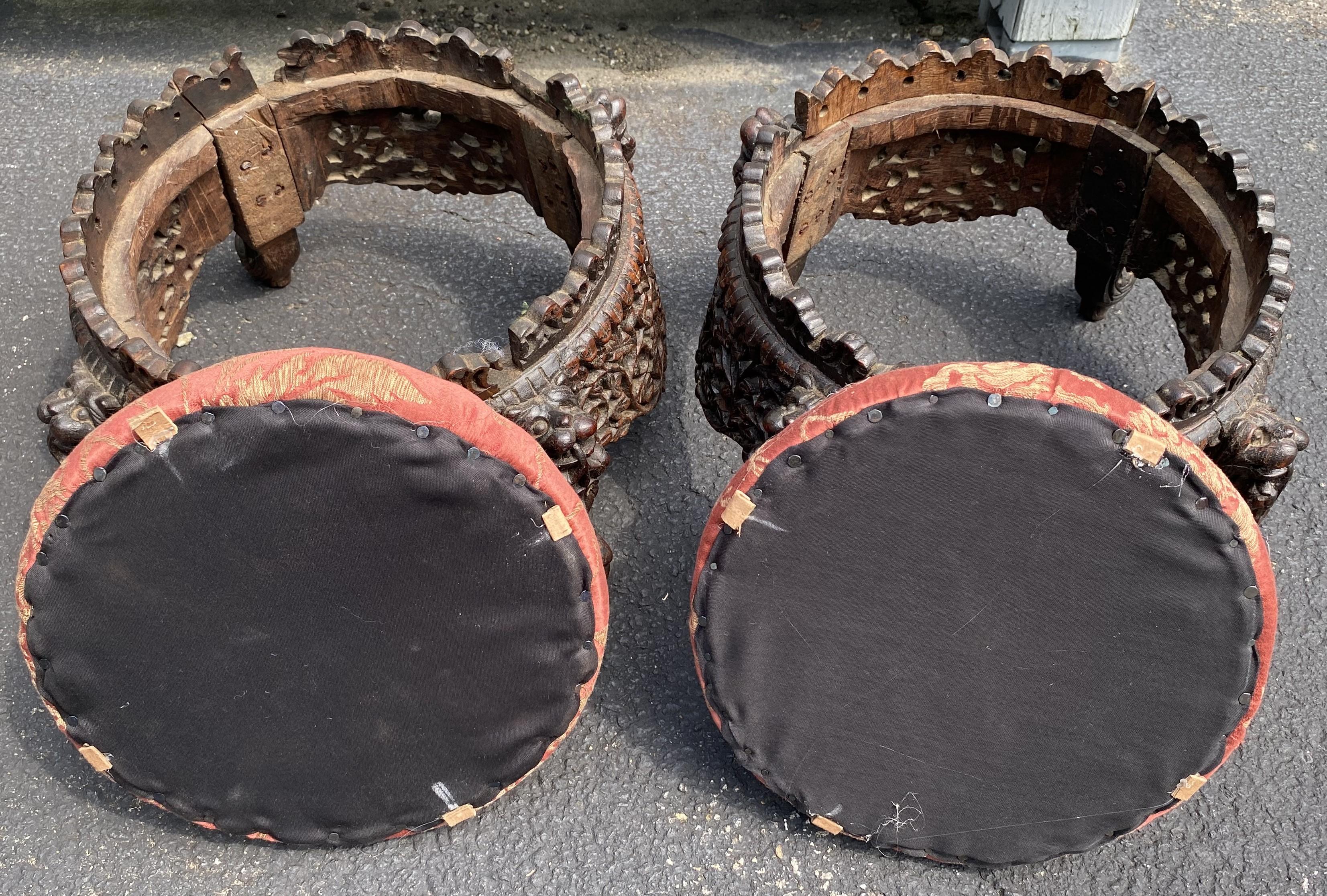Ensemble en bois dur réticulé sculpté à la main en Birmanie avec table, chaises et poufs en vente 12