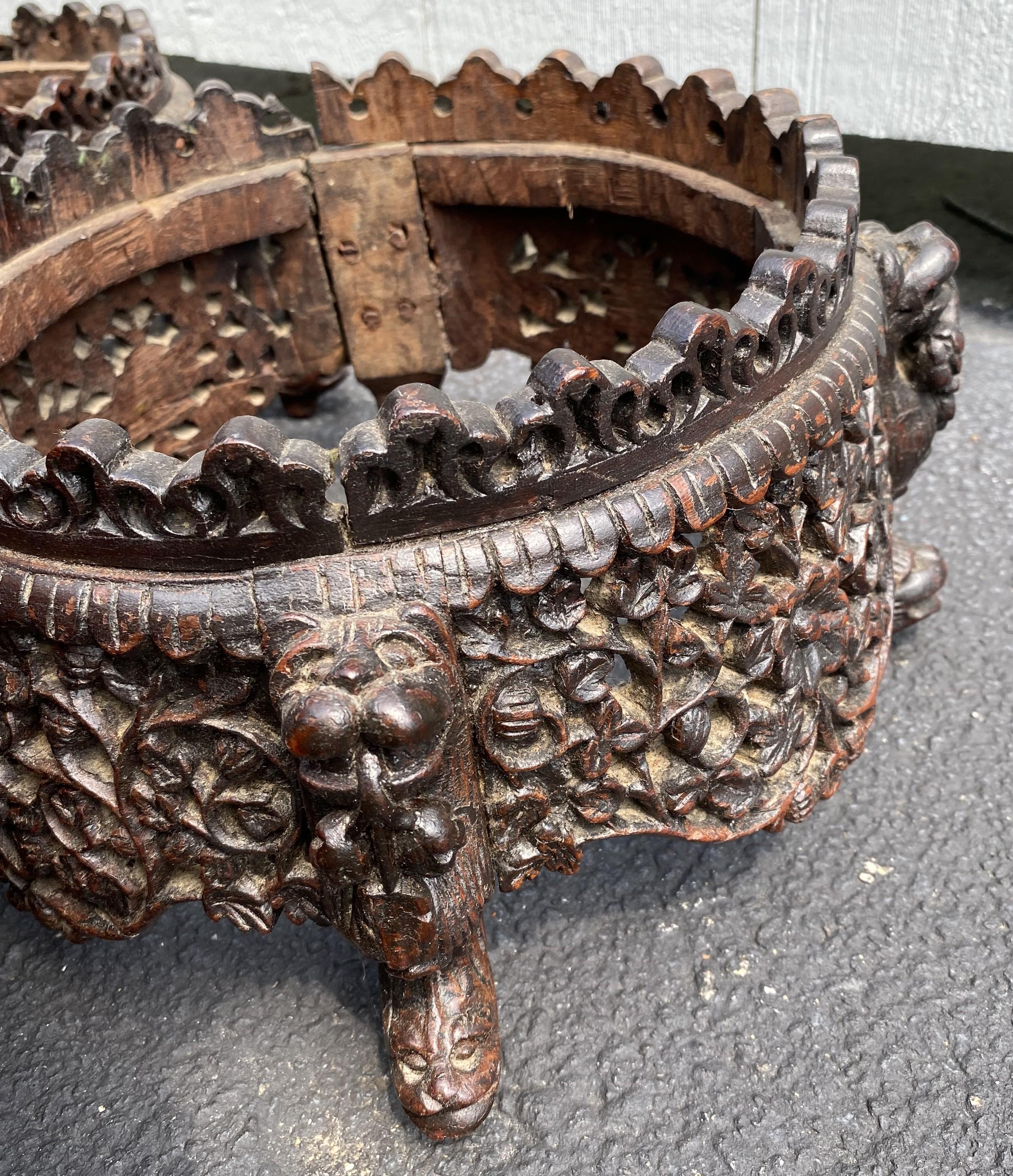 Ensemble en bois dur réticulé sculpté à la main en Birmanie avec table, chaises et poufs en vente 13