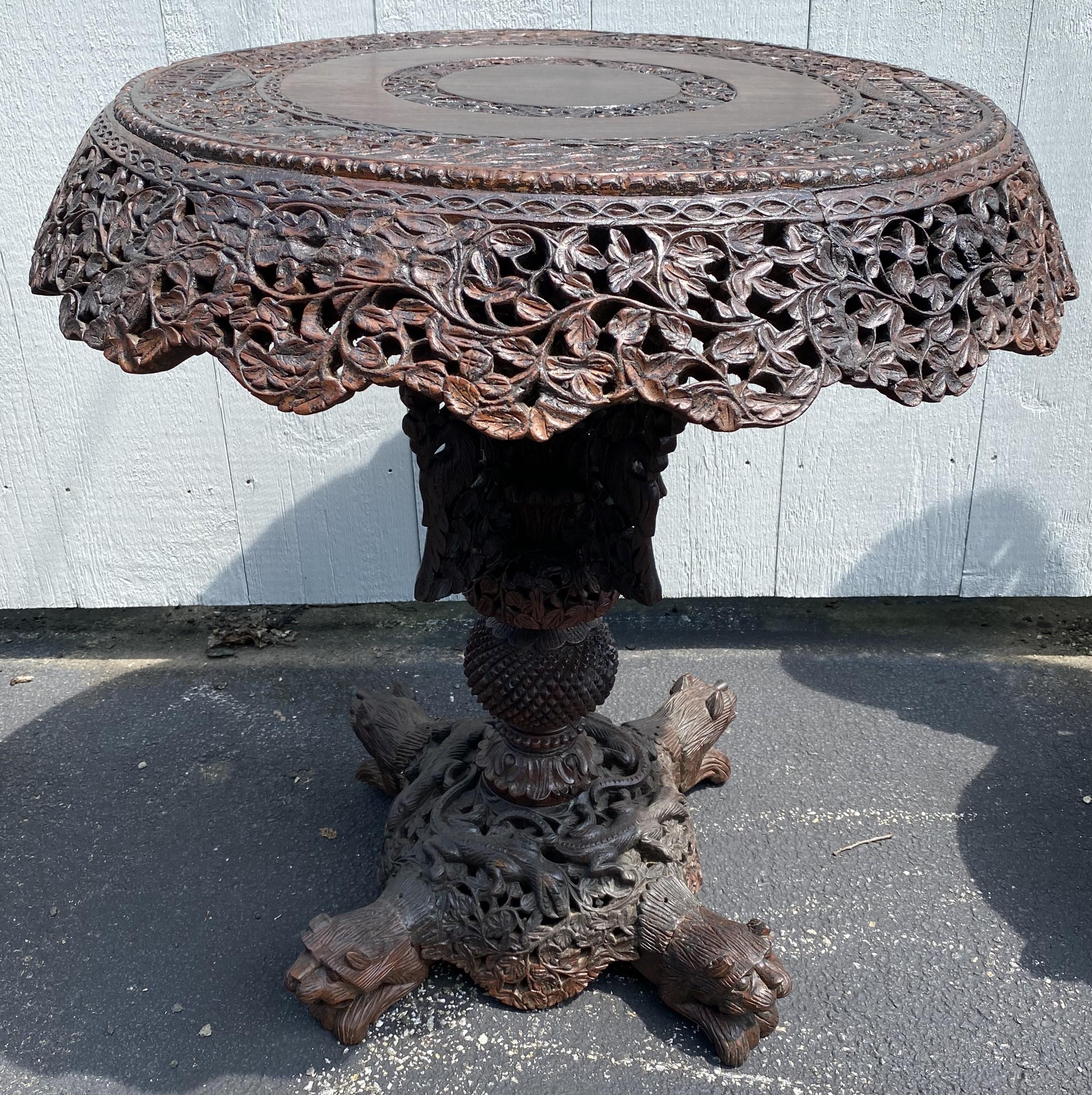 Anglo-indien Ensemble en bois dur réticulé sculpté à la main en Birmanie avec table, chaises et poufs en vente