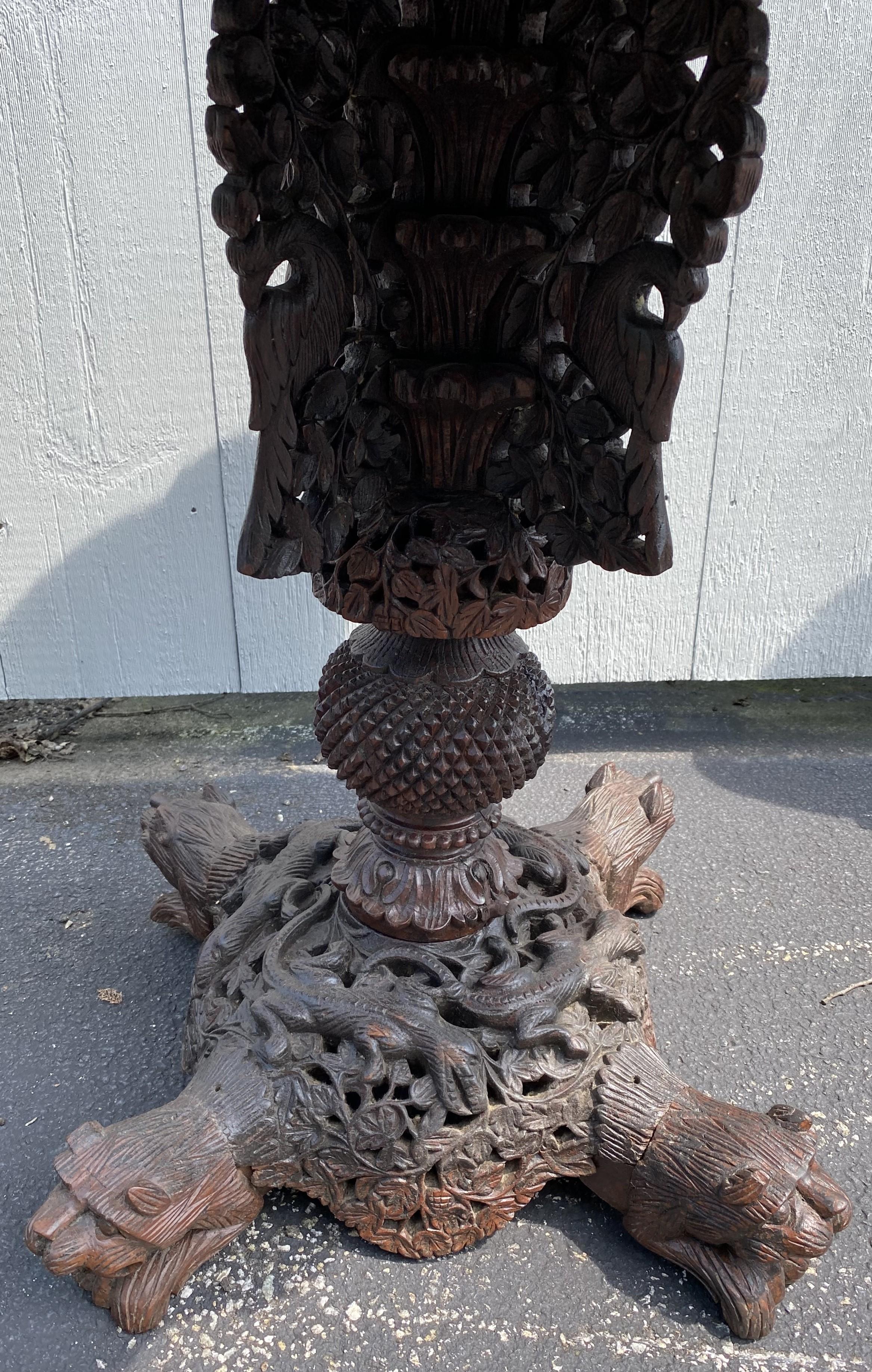 Ensemble en bois dur réticulé sculpté à la main en Birmanie avec table, chaises et poufs Bon état - En vente à Milford, NH