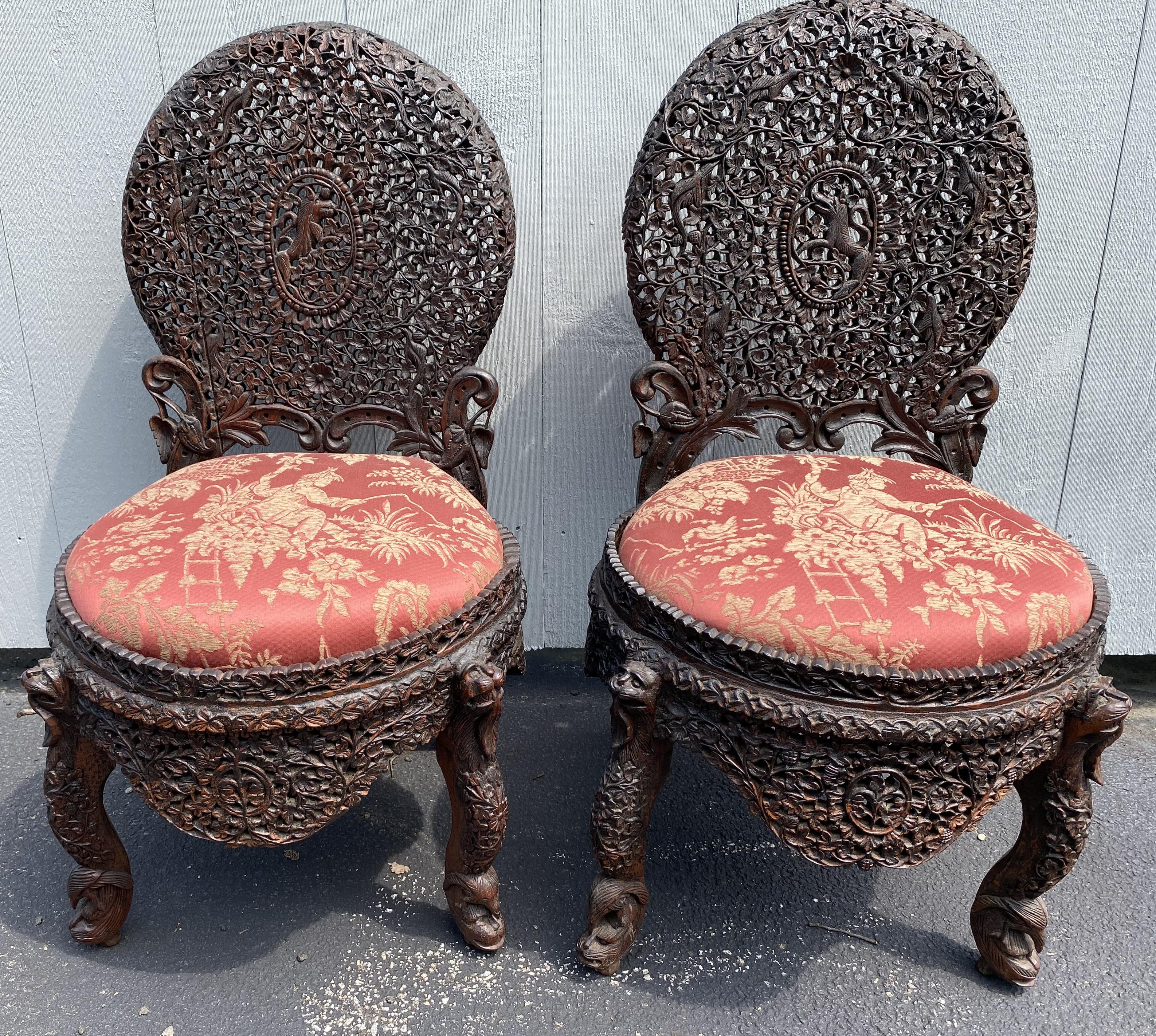 Ensemble en bois dur réticulé sculpté à la main en Birmanie avec table, chaises et poufs en vente 2