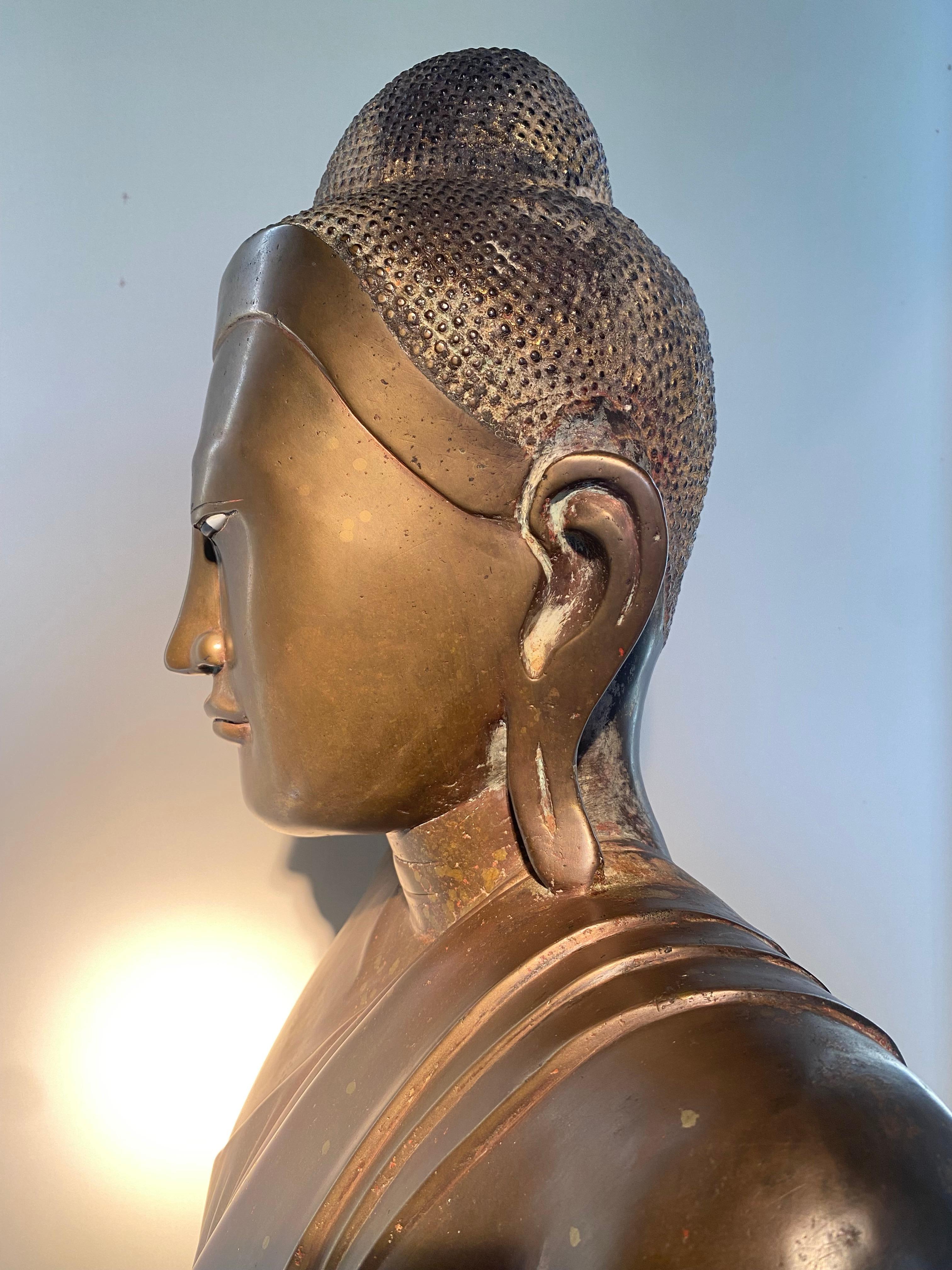 Antiker birmanischer Buddhakopf aus Bronze aus der Mandalay-Periode im Angebot 14