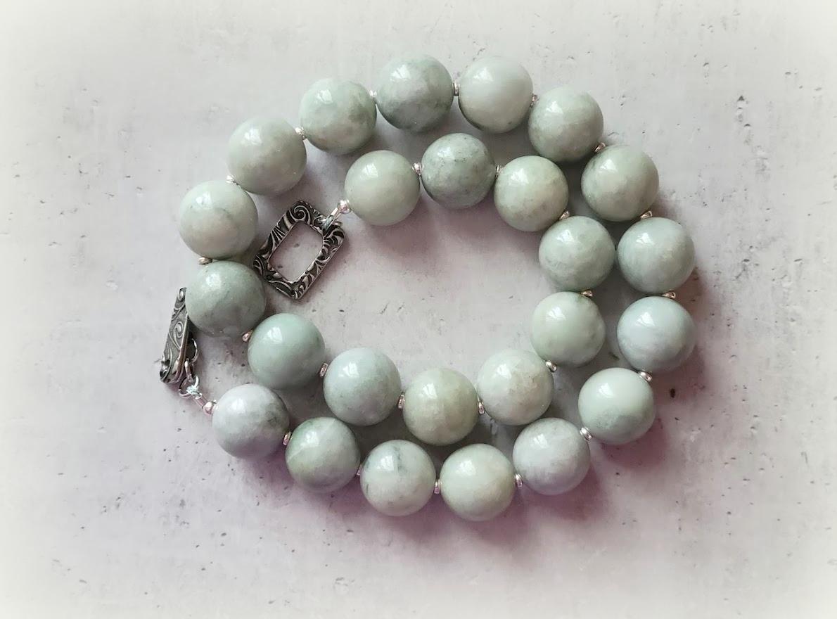 Erstaunliche Halskette aus burmesischer Jade!
Die Halskette ist 19 Zoll lang  (48 cm) und wiegt 216 Gramm (7,6 Unzen).
Die glatten runden Jadeperlen haben einen Durchmesser von 17 bis 18 mm, und die Rondelle aus Sterlingsilber sind 3 mm groß.
Die